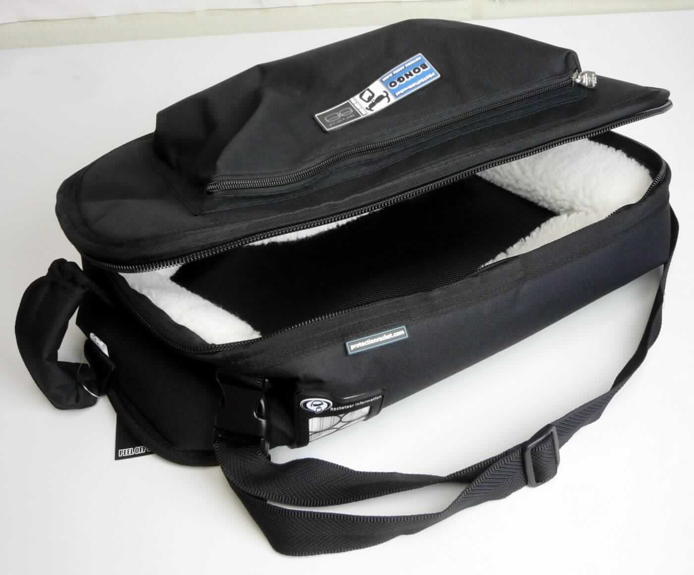 Handkofferähnlichen Behältnis, sog. L6 Bag für M20D - Shoulder Bag, N77023394, Foto siehe Anlage,
- mit einer Außenseite aus Spinnstoffen,
- - am Boden mit vier Stellfüßen aus Kunststoff,
- mit einem dreiseitig umlaufenden Doppelreißverschluss,
- mit einem Handtragegriff und einem abnehmbaren, längenverstellbaren Schultertragegurt,
- mit einem aufklappbaren Deckel,
- - auf der Deckelinnenseite mit einem länglichen Einsteckfach mit Klettverschluss,
- innen komplett gepolstert; unterhalb des Deckels mit einer ebenfalls klappbaren Polsterlage,
- formstabil,
- in den Abmessungen: ca. 45 cm (Breite) x 18 cm (Tiefe) x 37 cm (Höhe),
- ohne Hinweise auf Handarbeit,
- zur Aufnahme eines Tonmischgeräts bestimmt.

"Handkofferähnliches Behältnis, mit Außenseite aus Spinnstoffen, nicht handgearbeitet"