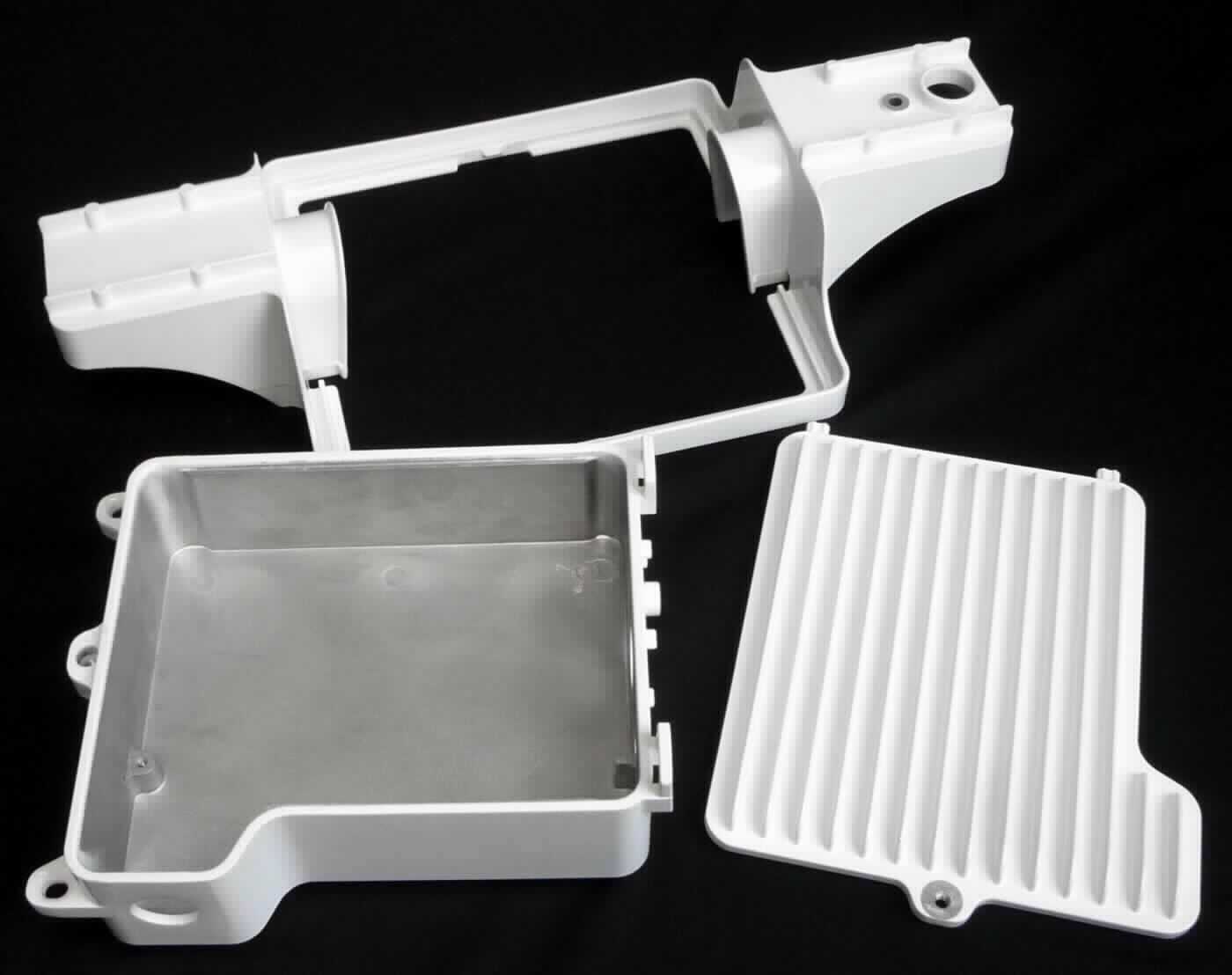 Bei den sog. Waren aus Aluminium, Verwendung als Leuchtengehäuse, handelt es sich um ein ca. 50 cm x 24 cm x 30 cm (L x B x H) großes, weiß lackiertes Gehäuse aus Metall (lt. AStin Aluminium). Das Erzeugnis stellt sich als erkennbarer und notwendiger Bestandteil einer elektrischen Leuchte dar. Die vollständige Leuchte (nach Einbau einer Reflektorkonstruktion, Steckvorrichtungen für das Leuchtmittel, eines Netzgerätes zum Auslesen der Protokolle und elektrischer Ausstattung) dient zur Beleuchtung in Gewächshäusern.

Das Gehäuse ist noch nicht zusammengesetzt in einem Karton verpackt. 
Es liegen keine Hinweise auf Handfertigung vor.

Die Ware ist als "Teil eines elektrischen Beleuchtungskörpers, anderweit weder genannt noch inbegriffen, aus Metall, nicht von den Unterpositionen (TARIC) 9405 9900 10 und 9405 9900 20 erfasst" einzureihen.