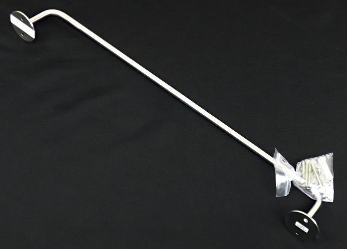 Es handelt sich um Erzeugnisse aus unedlem Metall, bestehend aus einer an beiden Enden um 90° gebogenen Stange (Länge etwa 44,8 cm), an deren Enden jeweils eine kreisrunde Rosette (Außendurchmesser etwa 4 cm) befestigt ist, die mit je zwei Lochungen zur Befestigung der Erzeugnisse an der Wand versehen ist. Die Erzeugnisse sollen in der Küche an der Innenseite von Küchenmöbeltüren befestigt werden, um anschließend Topfdeckel darin einzustecken. Optional können die Erzeugnisse an Wänden montiert werden um in Verbindung mit S-Haken (nicht Gegenstand dieser vZTA) als Aufhängleiste für Küchenutensilien (z. B. Schneebesen, Pfannenwender, Topflappen und dergleichen) zu dienen. Die Erzeugnisse sind gemeinsam mit Montagematerial (Schrauben, Dübel und gedruckte Anleitung) in einem Karton verpackt.  
- Antragstellerangaben -

Abbildung siehe Anlage.

Derartige Erzeugnisse gehören als "den Kleiderhaken ähnliche Waren aus unedlen Metallen" zum TARIC-Code 8302 50 00 00 0 des Zolltarifs, da es sich zolltarifrechtlich um eine Warenzusammenstellung in Aufmachung für den Einzelverkauf handelt, deren wesentlicher Charakter nach der Bedeutung für die Verwendung durch die Aufhängleisten aus unedlem Metall bestimmt wird.