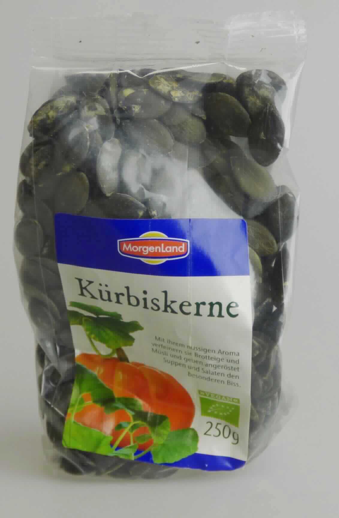 Nach den Angaben der Antragstellerin und dem vorgelegten Warenmuster handelt es sich um olivgrüne, weichschalige Kürbissamen bei denen die korkartige, harte Außenschicht der Samenschale genetisch fehlt (Cucurbita pepo L. convar. citrullinia Greb. var. styriaca). Kürbisse dieser Varietät werden hauptsächlich für die Ölgewinnung (sog. Ölkürbisse) angebaut. 
Die nicht zur Aussaat bestimmten Kürbiskerne sind in einem etikettierten Polybeutel (Inhalt 250g) für den Einzelverkauf aufgemacht. Die Verwendung als Lebensmittel oder als Backzutat steht der Einreihung nicht entgegen.

Zolltarifrechtlich handelt es sich um "andere Samen und ölhaltige Früchte, andere als in den Positionen 1201 bis 1206 und den Unterpositionen (KN) 1207 1000 bis 1207 9190 genannt, nicht zur Aussaat, Kürbiskerne (Cucurbita pepo L. convar. citrullinia Greb. var. styriaca und Cucurbita pepo L. var. oleifera Pietsch)".