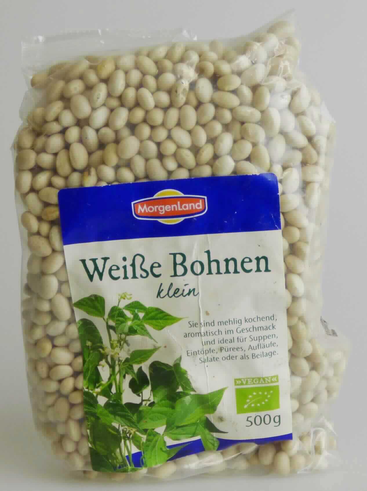 Weiße Bohnen, klein

Beschreibung des vorgelegten Warenmusters (in Originalumschließung):
Etikettierter Kunststofffolienbeutel mit Angaben zum Erzeugnis (Weiße Bio-Bohnen, klein, getrocknet; 500 g), zu den Zutaten (Weiße Bohnen) und zur Zubereitung (ca. 12 Stunden in Wasser einweichen und 45 bis 60 Minuten in frischem Wasser garen); darin ausgelöste, bis zu ca. 1,3 cm lange und 0,7 cm breite ovale, leicht nierenförmige, getrocknete Leguminosenkerne mit beiger, leicht glänzender Samenschale, ca. 2 mm langem, ovalem Nabel und beigem überwiegend hornigem, zum Teil auch mehligem Kotyledonargewebe; Geschmack typisch nach ungekochten, nicht entbitterten Leguminosenkernen. 
Nach den Antragsangaben handelt es sich um sogenannte Kidneybohnen, die zu den Gartenbohnen (Phaseolus vulgaris) gehören. Sie wurden ausschließlich getrocknet, Zusätze sind nicht enthalten.

Getrocknete, ausgelöste Hülsenfrüchte, auch geschält, Gartenbohnen (Phaseolus vulgaris), nicht zur 
Aussaat.