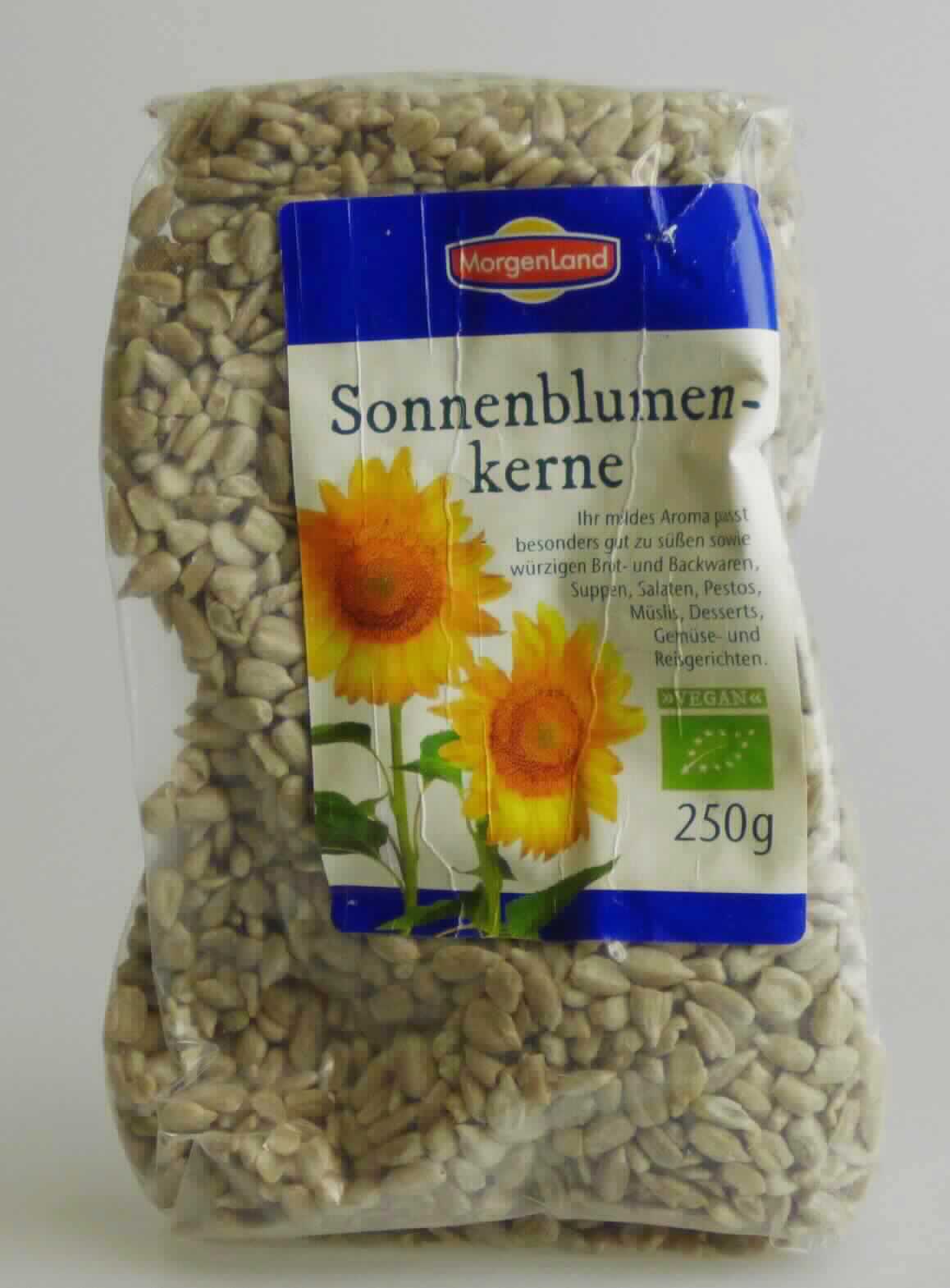 Nach den Angaben der Antragstellerin und der vorliegenden Warenprobe handelt es sich um beigefarbene, geschälte, getrocknete Sonnenblumenkerne (Samen). Die an einem Ende runden und am anderen Ende spitz zulaufenden Kerne besitzen einen arttypischen, natürlichen Geschmack und Geruch (ungeröstet, ungesalzen). Die Kerne haben keine über das Kapitel 12 hinausgehende Bearbeitung erfahren.

Die Sonnenblumenkerne sind nicht zur Aussaat bestimmt und in einem etikettierten Polybeutel (Füllmenge 250g) für den Einzelverkauf aufgemacht.

Zolltarifrechtlich handelt es sich um geschälte Sonnenblumenkerne, nicht zur Aussaat.