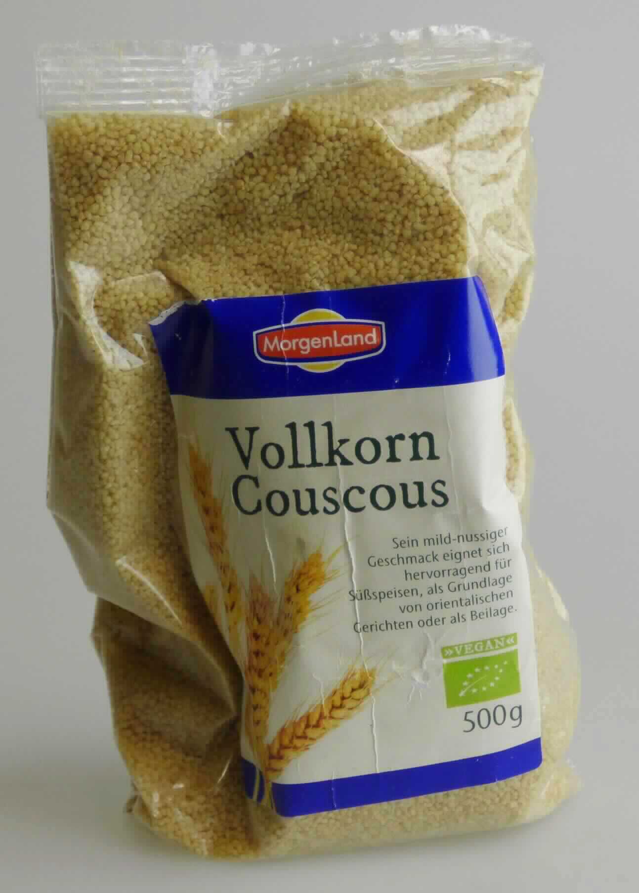 Vollkorn Couscous

Ein Warenmuster in Originalumschließung lag vor.
Etikettierter Kunststoffschlauchfolienbeutel mit Angaben zum Erzeugnis (Bio-Vollkorn Couscous, vorgegart; 500 g), zu den Zutaten (siehe Feld 8) und zur Zubereitung (150 g Vollkorn Couscous in der zweifachen Menge Wasser aufkochen und 10 Minuten quellen lassen); darin hellbraune, unregelmäßig geformte Teilchen (Durchmesser ca. 
1 mm - 2 mm), Geschmack nach Getreide.

Couscous, nicht zubereitet.