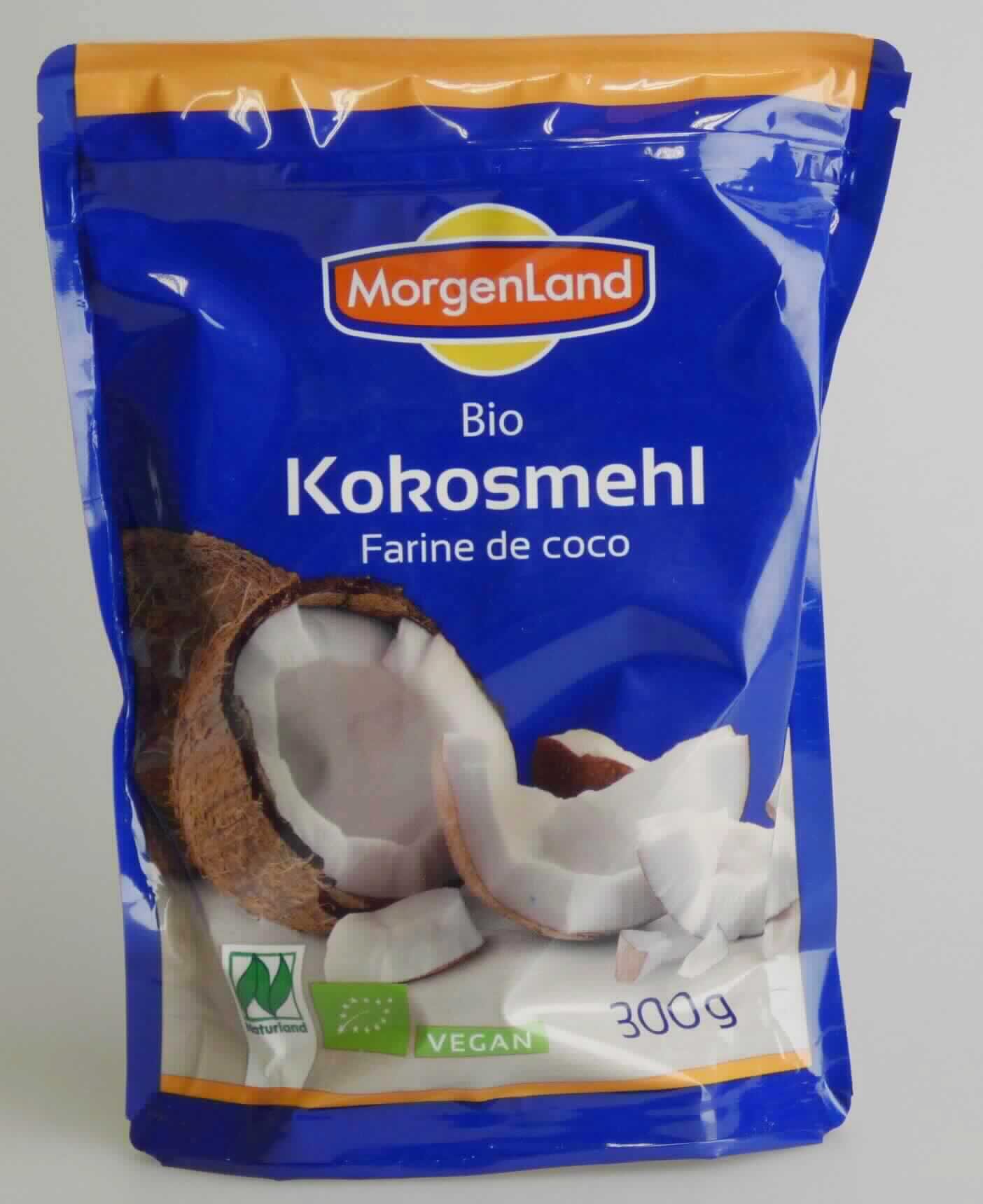 Mehl aus dem Rückstand der Kokosölgewinnung.

Antragsangaben (als zutreffend unterstellt): Bio Kokosmehl, getrocknet und gemahlen.

Beschaffenheit der vorgelegten Warenprobe: cremefarbenes, feines, leicht süß und nach Kokosnuss schmeckendes Pulver, in einem 300 g-Originalbeutel, in Aufmachung für den Einzelverkauf. Aufschrift, auszugsweise: "Bio Kokosmehl; wird nach der Gewinnung des nativen Kokosöls aus dem Presskuchen frischer Kokosnüsse hergestellt." Weiterhin finden sich auf der Verpackung Nährwertangaben. Danach enthält das Pulver 15 GHT Fett.

Es liegt ein Kokosnussmehl vor, welches aus teilentfettetem Kokosnussfleisch gewonnen wurde. Mehle dieser Art sind als Rückstand der Ölgewinnung anzusprechen.

Ölkuchen und andere feste Rückstände aus der Gewinnung pflanzlicher Fette oder Öle, auch gemahlen oder in Form von Pellets, ausgenommen Waren der Positionen 2304 und 2305, aus Kokosnüssen (Kopra).