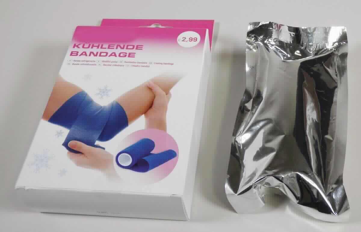 Binde zu medizinischen Zwecken; Kühl-Bandage

Bei dem vorgelegten Warenmuster handelt es sich um eine blau-weiße, mit ätherischen Ölen getränkte Binde mit intensivem Geruch (Abmessung ca. 10 cm x 2,7 m). Das Erzeugnis ist aufgerollt und in einem Aluminiumverbundbeutel in einem bunt bedruckten Pappfaltkarton für den Einzelverkauf zu medizinischen Zwecken aufgemacht. Die Ware soll bei Verletzungen zum Kühlen und Stabilisieren dienen. 

Die Ware ist als den Watte, Gaze, Binden der Position 3005 der Kombinierten Nomenklatur ähnliches Erzeugnis in Aufmachung für den Einzelverkauf zu medizinischen Zwecken, in die Position 3005 der Kombinierten Nomenklatur einzureihen.