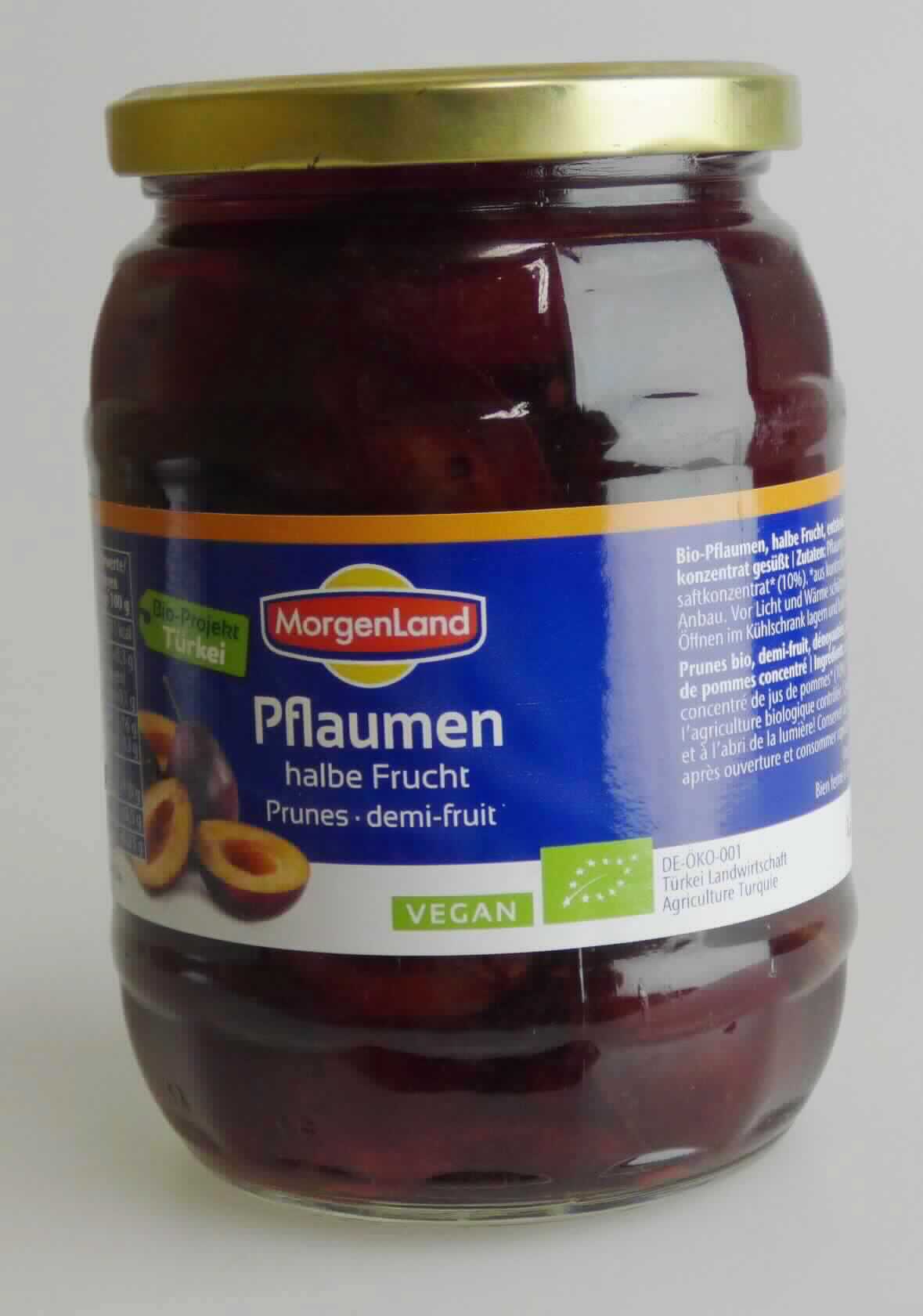 Pflaumen, zubereitet.

Antragsangaben (als zutreffend unterstellt): Pflaumen, halbe Frucht, entsteint. Zutaten: Pflaumen, Wasser, Apfelsaftkonzentrat.

Beschaffenheit des vorgelegten Warenmusters: violette, entsteinte, halbierte Pflaumen in einer roten Aufgussflüssigkeit. Geschmack: süß, schwach säuerlich, fruchtig, nach Pflaumen. Aufmachung: in einem etikettierten 685 g-Originalkonservenglas für den Einzelverkauf aufgemacht (Abtropfgewicht: 385 g).
Alkohol (gemäß Zutatenliste): nicht enthalten. 
Zuckergehalt i. S. der ZAnm 2 a), 1. Anstrich zu Kap 20: mehr als 9 GHT.
Zugesetzter Zucker i.S. der ZAnm 3, 2. Anstrich zu Kap 20: enthalten.

Früchte, Nüsse und andere genießbare Pflanzenteile, in anderer Weise zubereitet oder haltbar gemacht, auch mit Zusatz von Zucker, anderen Süßmitteln oder Alkohol, anderweit weder genannt noch inbegriffen, andere als in den Unterpositionen 2008 1110 bis 2008 9963 der Kombinierten Nomenklatur genannt, andere.