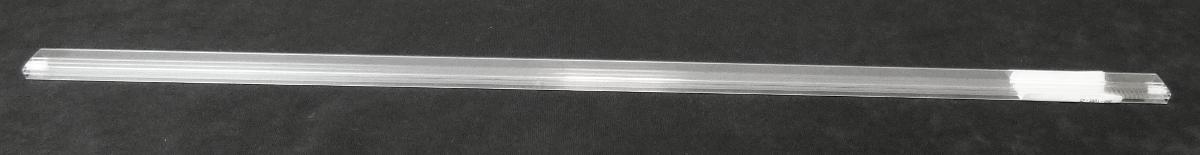 Nach den Angaben der Antragstellerin sowie der vorliegenden Abbildung und der technischen Zeichnung handelt es sich um eine sogenannte Leerstange (999-Tube-25) aus PVC, einem Kunststoff im Sinne der Anmerkung 1 zu Kapitel 39. Die transparente, ca. 63 x 1,9 x 0,7 cm große Ware zeichnet sich über die gesamte Länge durch fünf integrierte Führungsschienen aus und ist an den beiden Enden jeweils mit einem kleinen Verschlussstopfen versehen. Das Erzeugnis dient gemäß den Angaben der Antragstellerin dem Verpacken von Elektronikbauteilen, eine Einreihung in die Position 8538 scheidet daher aus.

Derartige Waren werden zolltarifrechtlich als "Transport- oder Verpackungsmittel aus Kunststoffen, andere als in den Codenummern 3923 1010 00 0 bis 3923 5090 00 0 genannt" eingereiht.