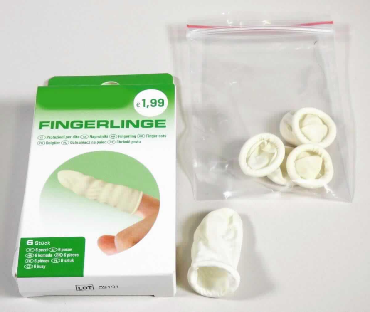 Angaben des Antragstellers: 
Fingerlinge aus synthetischem Kautschuk
Größe: 7 x 18 cm

Feststellungen an Warenmustern: 
Es wurden weiße, aufgerollte Fingerlinge aus einem elastischen Material vorgelegt. Die Fingerlinge sind in einem bunt bedruckten Pappkarton verpackt und für den Einzelverkauf aufgemacht.

Befund:
Es handelt sich bei den Fingerlingen um Waren zu hygienischen oder medizinischen Zwecken aus Weichkautschuk im Sinne der Position 4014.