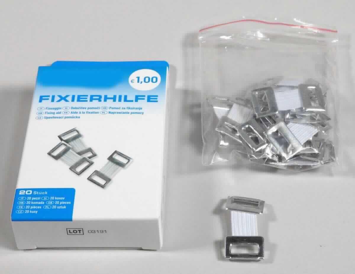 Es handelt sich um Fixierklammern, jeweils bestehend aus zwei in etwa rechteckigen Erzeugnissen aus Aluminium (Länge x Breite: etwa 1,5 cm x 1 cm) mit einer mittig rechteckigen Ausstanzung, die an einer Längsseite mit jeweils zwei zugespitzten, abgewinkelten "Nasen" versehen und durch ein elastisches Spinnstoffband miteinander verbunden sind. Die Erzeugnisse dienen zur Fixierung von Verbänden.
Jeweils 20 Fixierklammern sind gemeinsam in einem Kunststoffbeutel in einem bedruckten Pappkarton mit Eurolochung verpackt.
- Antragstellerangaben -

Aluminium bestimmt insbesondere im Hinblick auf die Bedeutung für die Verwendung und den Umfang den Charakter der aus verschiedenen Stoffen zusammengesetzten Waren.

Abbildung siehe Anlage.

Derartige Erzeugnisse gehören als "Klammern aus unedlen Metallen, für andere konfektionierte Waren (hier: Verbände)" zum TARIC-Code 8308 10 00 00.