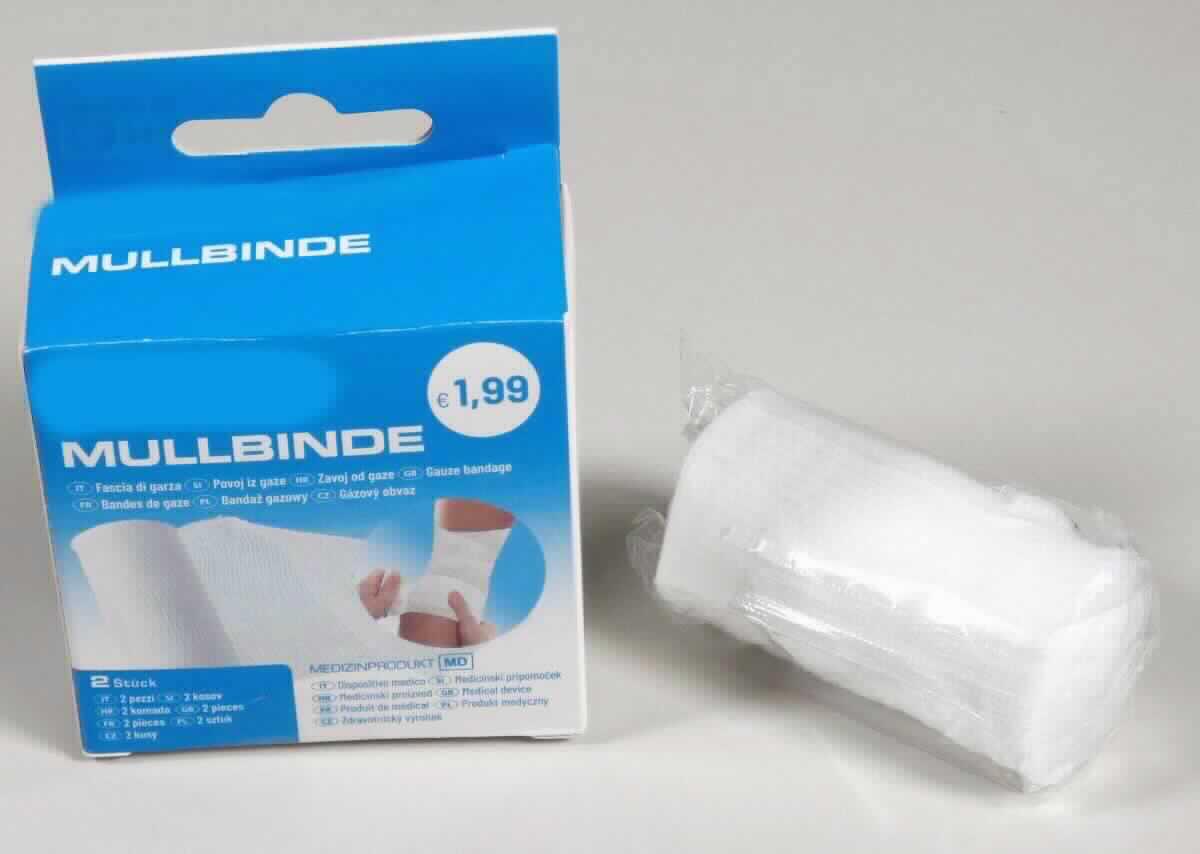 Watte, Gaze, Binden und ähnliche Erzeugnisse; Mullbinde

Bei der Ware handelt es sich um ein grobmaschiges, aufgerolltes, nicht elastisches Baumwollgewebe. Die Ware soll als durchlässiger Wundverband verwendet werden (2 Stück, Größe 4 m x 6 cm)  und ist in einer bunt bedruckten Pappfaltschachtel für den Einzelverkauf aufgemacht. 

Die Ware ist als Gaze und Waren daraus in die Unterposition 3005 90 31 der Kombinierten Nomenklatur einzureihen.