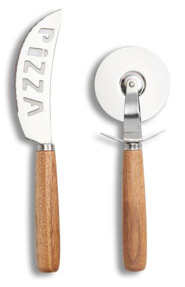 "Pizza-Schneide-Set" (Artikel-Nr. 25592)
Warenzusammenstellung in Aufmachung für den Einzelverkauf, bestehend aus

- einem Pizzaschneider, in Form eines mit freiem Arm zu handhabenden Erzeugnisses
  mit arbeitendem Teil in Form eines geschliffenen Schneidrades aus Stahl und
  einem Griff aus Holz (Pos. 8205)

- - Länge: etwa 17,5 cm, Durchmesser Schneidrad: etwa 6 cm

- einem Pizzamesser, mit vollständig aus Stahl gefertigter, schneidender, feststehender
  Klinge mit wellenförmigem Klingenschliff und in der Fläche der Klinge mit dem Wort
  "PIZZA" ausgestanzt (Pos. 8211)

- - Länge: etwa 20,5 cm

- zum Schneiden von Pizza

- in einem aufklappbaren und bedruckten Pappkarton aufgemacht

- der Pizzaschneider bildet insbesondere im Hinblick auf das Gewicht den
  charakterverleihenden Bestandteil der Warenzusammenstellung

Abbildung siehe Anlage.

Derartige Erzeugnisse gehören als "Handwerkzeuge (Haushaltswerkzeuge), anderweit
weder genannt noch inbegriffen, mit arbeitendem Teil aus unedlem Metall" zur Codenummer
8205 5100 00 0 des Zolltarifs.