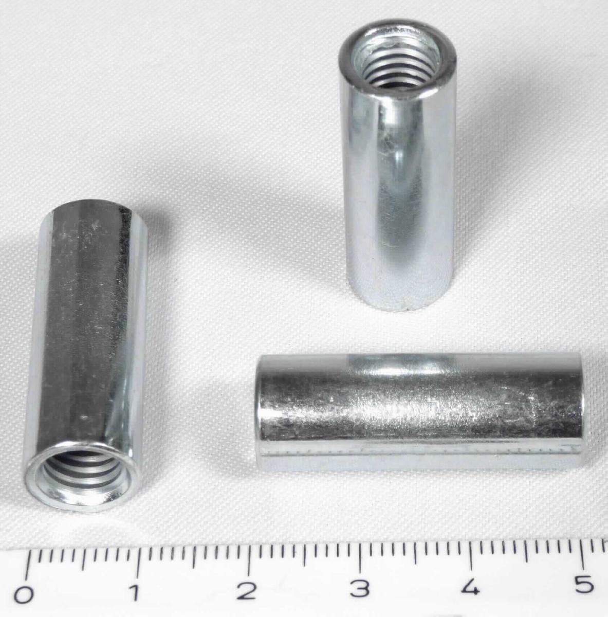 Es handelt sich um hohlzylindrische Erzeugnisse aus Stahl (kein nicht rostender Stahl), die über die gesamte Länge mit einem metrischen Innengewinde (M8) versehen sind.
Die Erzeugnisse dienen der Verbindung zweier Gewindestangen.
Die Erzeugnisse sind zu 100 Stück in einem Kunststoffbehältnis verpackt.
Abmessungen: Gesamtlänge: etwa 30,4 mm.
- Antragstellerangaben - 

Abbildung siehe Anlage.

Derartige Erzeugnisse gehören als "andere Muttern aus Stahl (kein nicht rostender Stahl), mit einer Lochweite von 12 mm oder weniger" zum TARIC-Code 7318 1692 90.

Nicht Pos. 7326, da diese Position nur Erzeugnisse erfasst, die nicht bereits von anderen Positionen des Kap 73 erfasst werden.
