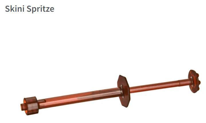 Sog. Leerspritzen, in verschiedenen Ausführungen als Applikationsspritze oder sog. Skini-Spritze, jeweils in Form von Kunststoffspritzen, mit einem Volumen von 0,5 ml, 1,2 ml oder 5 ml, im Wesentlichen bestehend aus einem hohlen, zylindrischen, klarsichtigen, teilweise farbigen (Applikationsspritzen) bzw. braunem, schwach durchscheinenden (sog. Skini Spritze) Spritzenkörper aus Kunststoff mit Griffplatte (Fingerauflage), Luer-Lock-Konus und teilweise mit aufgedruckter Skalierung sowie integriertem, beweglichen Kolben mit einem Stopfen am unteren Ende und einer Art Riffelung am Kolbenkopf, um ein Abrutschen zu verhindern.
Äußere Form: Siehe Abbildung in der Anlage.
Die zum Einmalgebrauch und nicht für Injektionen vorgesehenen Spritzen werden mit verschiedenen zahnärztlichen Stoffen (z.B. Ultra-Etch, ViscoStat) bzw. mit angemischten Kompositen zur Zahnrestaurierung (sämtlich nicht Gegenstand der vZTA-Entscheidung) befüllt und dienen in Verbindung mit geeigneten Ansatzstücken (ebenfalls nicht Gegenstand der vZTA-Entscheidung) der Direktapplikation im Mund des Patienten in der Praxis.
Die Ware wird in Verkaufsverpackungen zu 20, 50 oder 100 Stück (je nach Modell) abgegeben.

Die Leerspritzen werden als "medizinische Instrumente in Form von Spritzen aus Kunststoff" eingereiht.