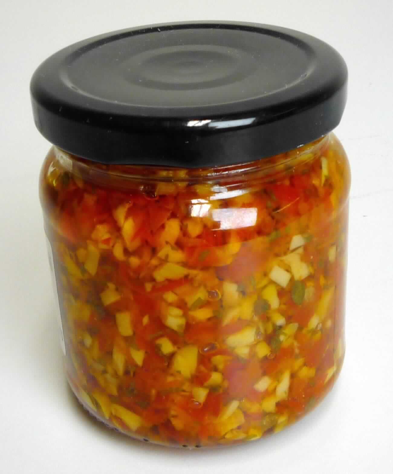 Gemüsemischung.

Antragsangaben (als zutreffend unterstellt): Knoblauch mit Chili; Zutaten: Knoblauch, Paprika, Chili, Sonnenblumenöl, Kräuter, Gewürze.

Beschaffenheit des vorgelegten Warenmusters: Mischung aus gehacktem Gemüse (beigefarbener Knoblauch, rote Chili und rote Paprika) in Öl, mit Kräuterbestandteilen. Geschmack: nach Knoblauch, nach Chili, mit brennendem Geschmack.

Anderes Gemüse, anders als mit Essig oder Essigsäure zubereitet oder haltbar gemacht, nicht gefroren, ausgenommen Erzeugnisse der Position 2006, andere, Mischungen von Gemüsen, nicht in Form von Pulver.