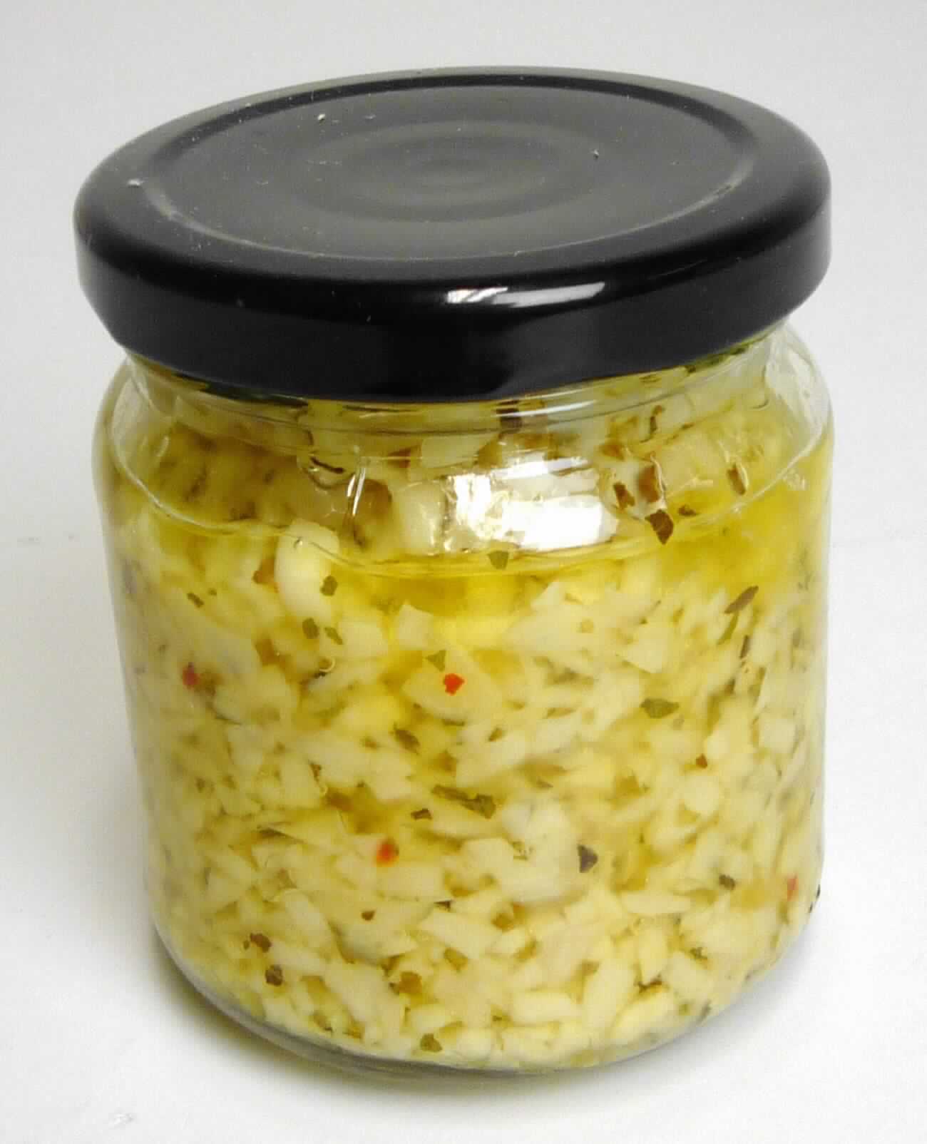 Knoblauch, zubereitet.

Antragsangaben (als zutreffend unterstellt): Knoblauch, mariniert; Zutaten: Knoblauch, Sonnenblumenöl, Kräuter, Gewürze.

Beschaffenheit des vorgelegten Warenmusters: gehackter, beigefarbener, arttypisch schmeckender Knoblauch in Öl, mit würzenden Bestandteilen.
Gehalt an freier flüchtiger Säure gemäß ZAnm 1 Kap 20 (gemäß Angabe): weniger als 0,5 GHT.

Anderes Gemüse, anders als mit Essig oder Essigsäure zubereitet oder haltbar gemacht, nicht gefroren, ausgenommen Erzeugnisse der Position 2006, anderes als in den Unterpositionen 2005 1000 bis 2005 9960 der KN genannt, keine Karotten, anderes.