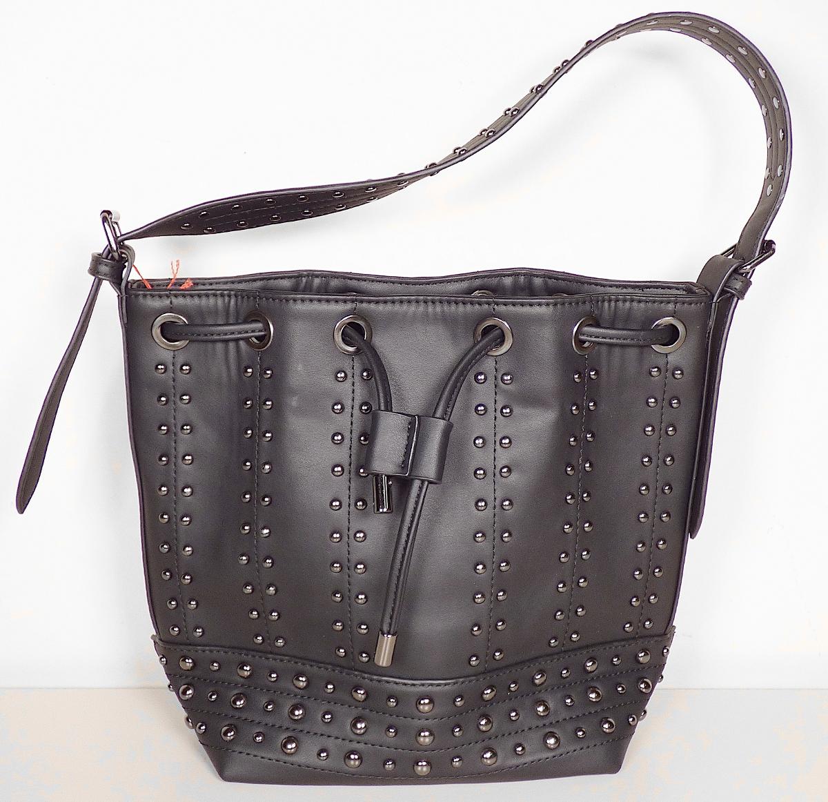 Handtasche, sog. 100SA22/20501 catwalk Beutel, Foto siehe Anlage,
- mit einer Außenseite aus Kunststofffolien,
- an der Außenseite und dem Tragegriff mit Nieten aus unedlem Metall verziert,
- mit einem längenverstellbaren Tragegriff,
- am oberen Rand mit einem Kordelzug mit Stopper zu verengen,
- - gefüttert, innen mit einem eingesetzten Reißverschlussfach ausgestattet,
- mit den Abmessungen: ca. 27,5 cm (Breite) x 23 cm (Höhe) x 12 cm (Tiefe),
- Handtasche, da aufgrund der Form, der Größe und des Gesamteindrucks in erster Linie dazu
  geeignet, kleinere persönliche Gegenstände aufzunehmen.

"Handtasche, mit Außenseite aus Kunststofffolien"
