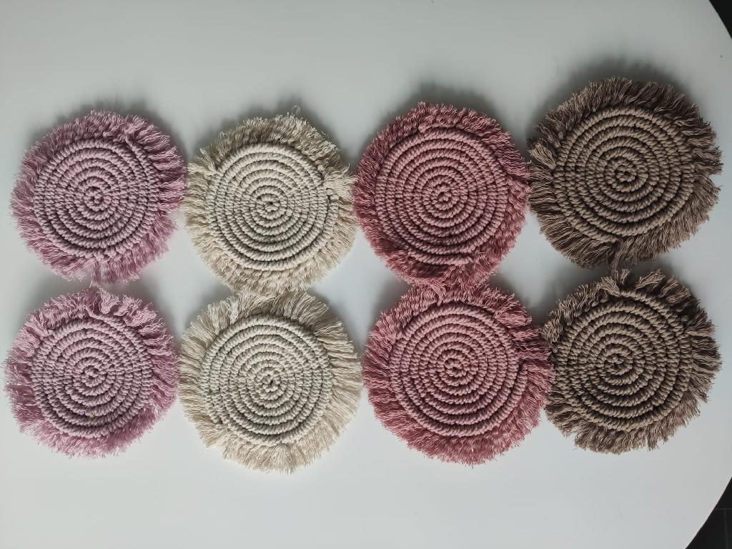 Untersetzer, sog. Makramee Garn Untersetzer, Foto siehe Anlage,
- laut Antrag als achtteiliges Set in einem Polybeutel verpackt,
- von annähernd runder Form, mit einem max. Durchmesser (mit Fransen) von ca. 14 cm,
- aus einer augenscheinlich in Makramee-Technik (durch Knoten) hergestellten Fläche aus Garnen aus
  laut Antrag 100 % Baumwolle,
- abgepasst gearbeitet (damit konfektioniert); am äußeren Rand mit Fransen abschließend,
- dient als Untersetzer z. B. für Gläser bei Tisch; wird insbesondere wegen des Materials üblicherweise
  nicht gewaschen und kennzeichnet sich aufgrund des Verwendungszwecks und der Ausstattung als
  Ware zur Innenausstattung, somit keine Tischwäsche der Position 6302.

"Andere Ware zur Innenausstattung (Untersetzer), aus Spinnstoffen, keine Ware der Position 9404,
 aus Spinnstoffen, nicht aus Gewirken oder Gestricken, aus Baumwolle, nicht nach dem Batikverfahren
 handbedruckt"