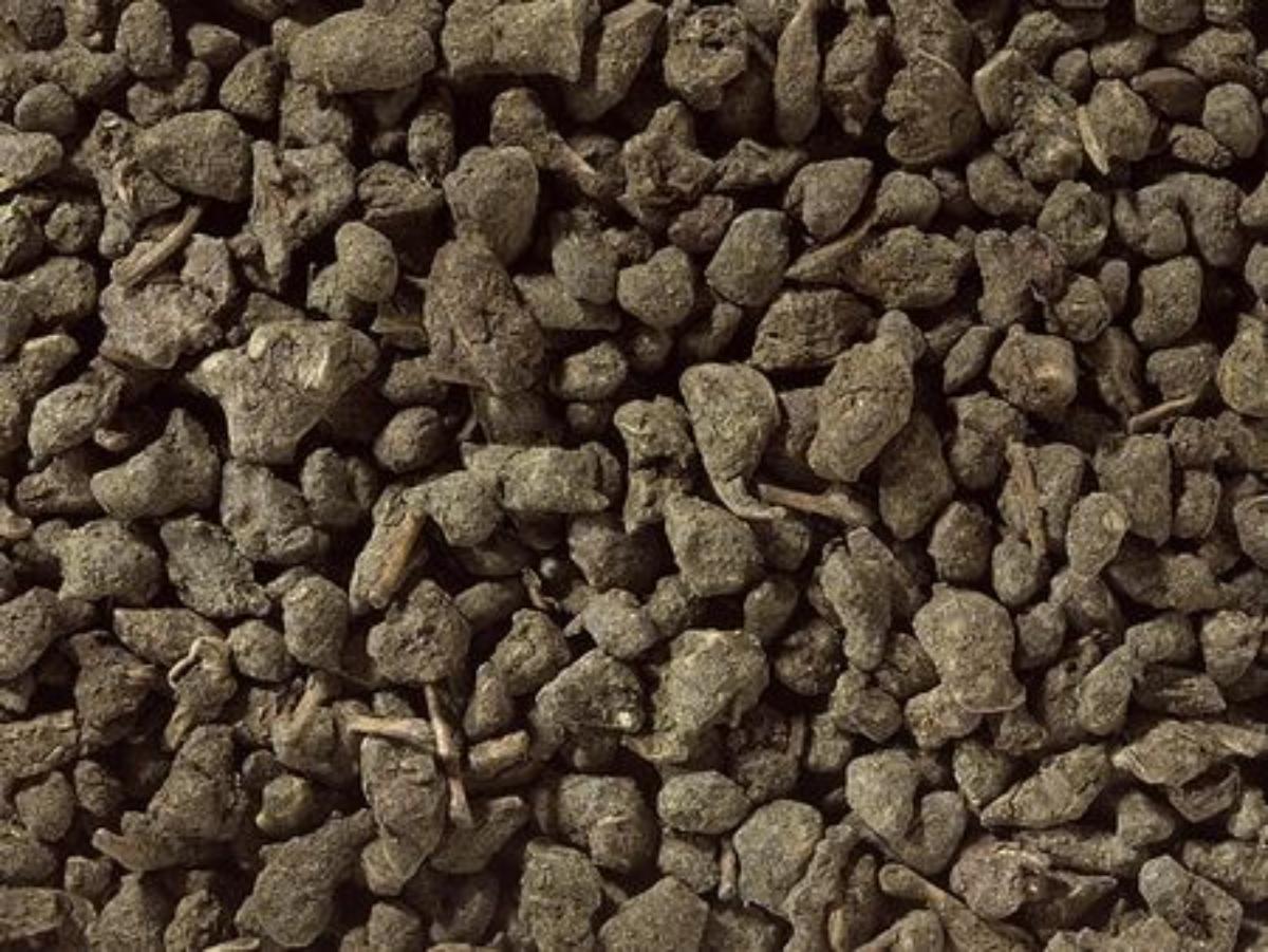 Oolong-Tee in einer Ginseng-Süßholzpaste

Beschaffenheit des vorgelegten, nicht original verpackten Warenmusters:
Zusammengerollte Teeblätter, dick und vollständig umhüllt mit einer getrockneten, olivgrünen Paste auf Basis eines Pflanzenpulvers; in uneinheitlichen, bis zu etwa 1,2 cm großen Formen vorliegend; zum Herstellen eines Aufgussgetränks geeignet.

Milchfett, Milchprotein (gemäß Antragsangaben): nicht enthalten
Saccharose und Isoglucose (HPLC): weniger als 5 GHT
Stärke und Stärkeabbauprodukte (HPLC nach Enzym-Aufschluss): weniger als 5 GHT

Zubereitung auf der Grundlage von Teeblättern, kein Milchfett und kein Milchprotein enthaltend, weniger als 5 GHT Saccharose oder Isoglucose und weniger als 5 GHT Glucose oder Stärke enthaltend; kein aromatisierter Tee der Position 0902 der KN, da die Herstellung über ein einfaches Aromatisieren hinausgeht und bei Ginseng die medizinischen, nicht die aromatisierenden Eigenschaften im Vordergrund stehen.