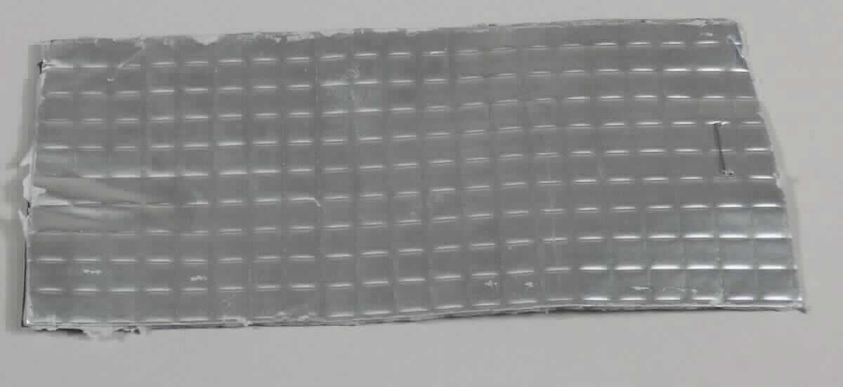 Angaben des Antragstellers:
Aluminium einseitig selbstklebendes Butylkautschukklebeband
Das Band besteht aus einem Laminat aus reflektierender Aluminiumfolie, robust vernetzten Polymerfilmen und einer dicken Schicht Butyl-Gummi. Das Band dient der Reparatur von Dachrinnen und allgemein zur Abdichtung. 
Nach einem vorliegenden Foto handelt es sich um Rollenware. Das Erzeugnis ist in unterschiedlichen Längen (5 oder 10 m) und Breiten (5 bis 100 mm) erhältlich (Dicke: jeweils 1,5 mm).

Feststellungen an einem Warenmuster:
Es wurde ein Abschnitt eines 5 cm breiten Klebebands mit einem Träger aus einer metallisierten Kunststofffolie mit einer klebenden Masse (nicht vulkanisierter Kautschuk) auf der Unterseite vorgelegt. Das Klebeband ist auf eine Schutzfolie aufgeklebt.

Befund:
Es liegt ein selbstklebendes, mit nicht vulkanisiertem synthetischen Kautschuk bestrichenes Kunststoffband im Sinne der Unterposition (KN) 3919 1019 vor.