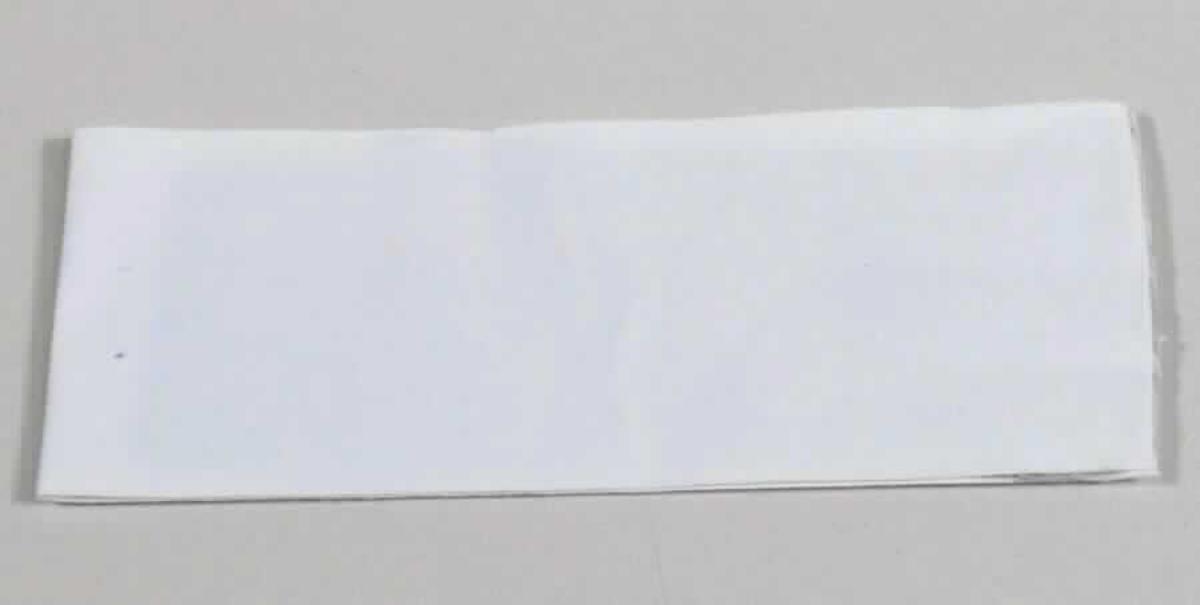 Angaben des Antragstellers: 
Doppelseitiges Butylband (schwarz)
Der Artikel enthält eine Butylband-Versiegelung, welche eine hochgummiartige Masse auszeichnet. Die verstärkte Masse dient zur Abdichtung von Fugen und ist für viele Bereiche (z.B. Abdichtung einer Autotür, für Straßenbauarbeiten, für Kabelanschlüsse) geeignet (Dicke: 1,6 mm). Das Band ist in verschiedenen Längen (5, 10 oder 25 m) und Breiten (15, 20 oder 50 mm) erhältlich. Das Band enthält Ruß sowie Siliciumdioxid.

Feststellungen an einem Warenmuster:
Es wurde ein Abschnitt einer grauen Klebemasse in Streifenform vorgelegt, welche beidseitig mit Schutzfolien versehen ist. Nach Auskunft des Antragstellers unterscheidet sich das Material der Klebebänder nur in der Farbe (schwarz durch zugesetzten Ruß).

Befund:
Es handelt sich um Streifen aus nicht vulkanisiertem Kautschuk mit Zusatz von Ruß und Siliciumdioxid im Sinne der Unterposition (KN) 4005 1000.