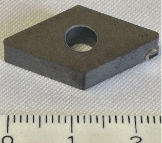 "Wendeschneidplatten";

- nicht gefasste, mittig gelochte, unterschiedlich geformte (z. B. quadratisch, rhombisch,
  dreieckig usw.) Schneidplatten

- auf einem Träger aus mit Metall gesinterten Metallcarbiden (Cermets auf der Grundlage
  von Wolframcarbid und Cobalt als Bindemittel) sind zwei oder mehr Schneidecken aus
  Cermets auf der Grundlage von kubischem Bornitrid (CBN) mit einem metallischen
  Bindemittel aufgebracht

- zur Verwendung als arbeitender Teil in auswechselbaren Werkzeugen für die Metallbearbeitung (Drehen, Fräsen)

(Antragstellerangaben)

Abbildung siehe Anlage.

Derartige Erzeugnisse gehören als "Formstücke (Wendeschneidplatten) für Werkzeuge,
nicht gefasst, aus Cermets" zum TARIC-Code 8209 0020 00.