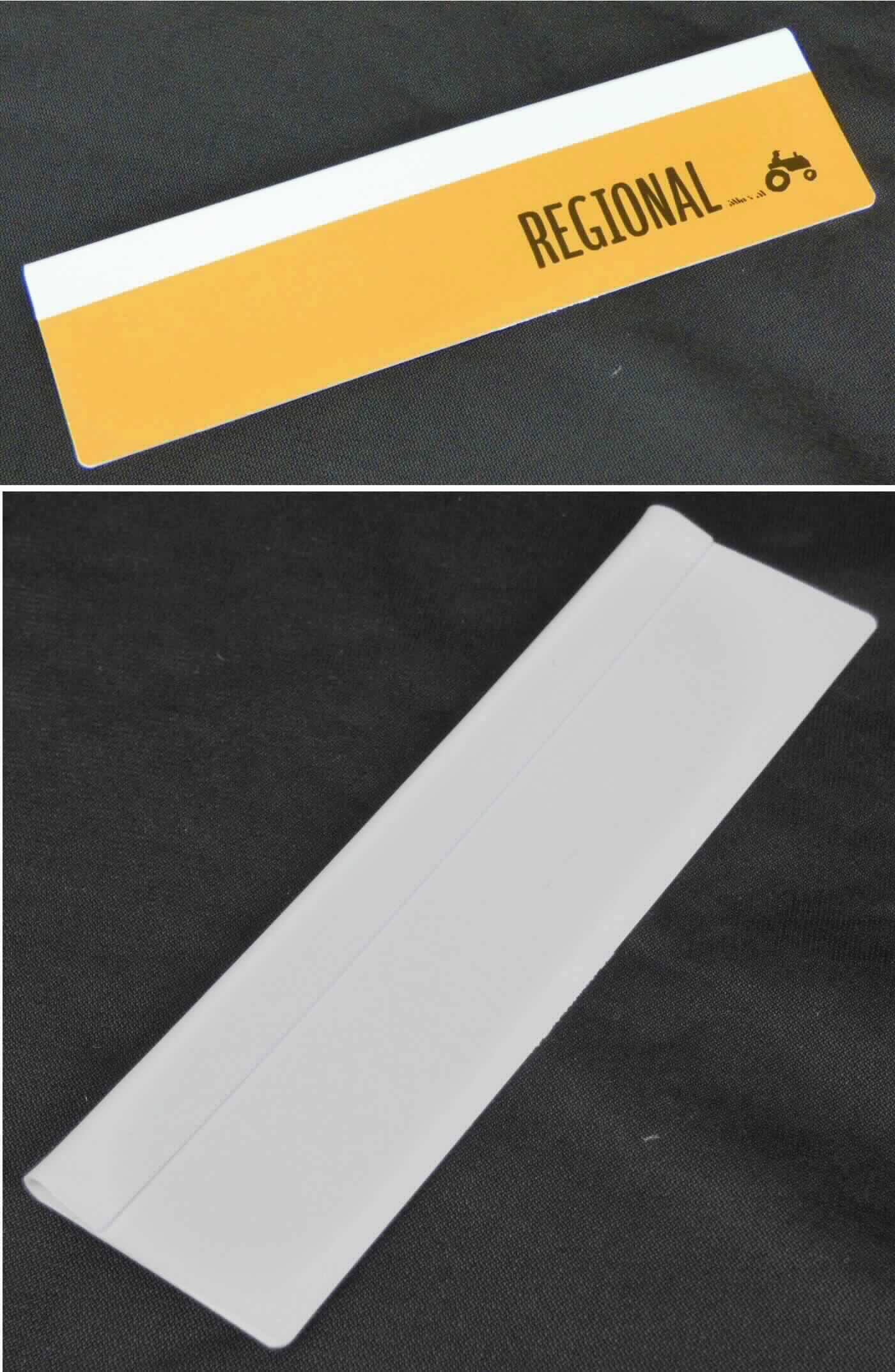 Es handelt sich um einen rechteckigen Zuschnitt aus Kunststofffolie, der schauseitig mit einem werbenden Hinweis bedruckt ist. Rückseitig ist er entlang der oberen Längsseite in der Art einer Klemmschiene umgebogen. Das Erzeugnis hat im vorliegenden Zustand eine Länge von etwa 12,5 cm und eine Breite von etwa 3,4 cm. Er soll in Supermärkten mit dem Aufdruck "Regional" dazu verwendet werden, auf eine Eigenschaft bestimmter Waren hinzuweisen.

Abbildung siehe Anlage.

Derartige Waren gehören als "andere Drucke, Werbedrucke, andere als Verkaufskataloge" zur Codenummer 
4911 10 90 00 0 des Zolltarifs.