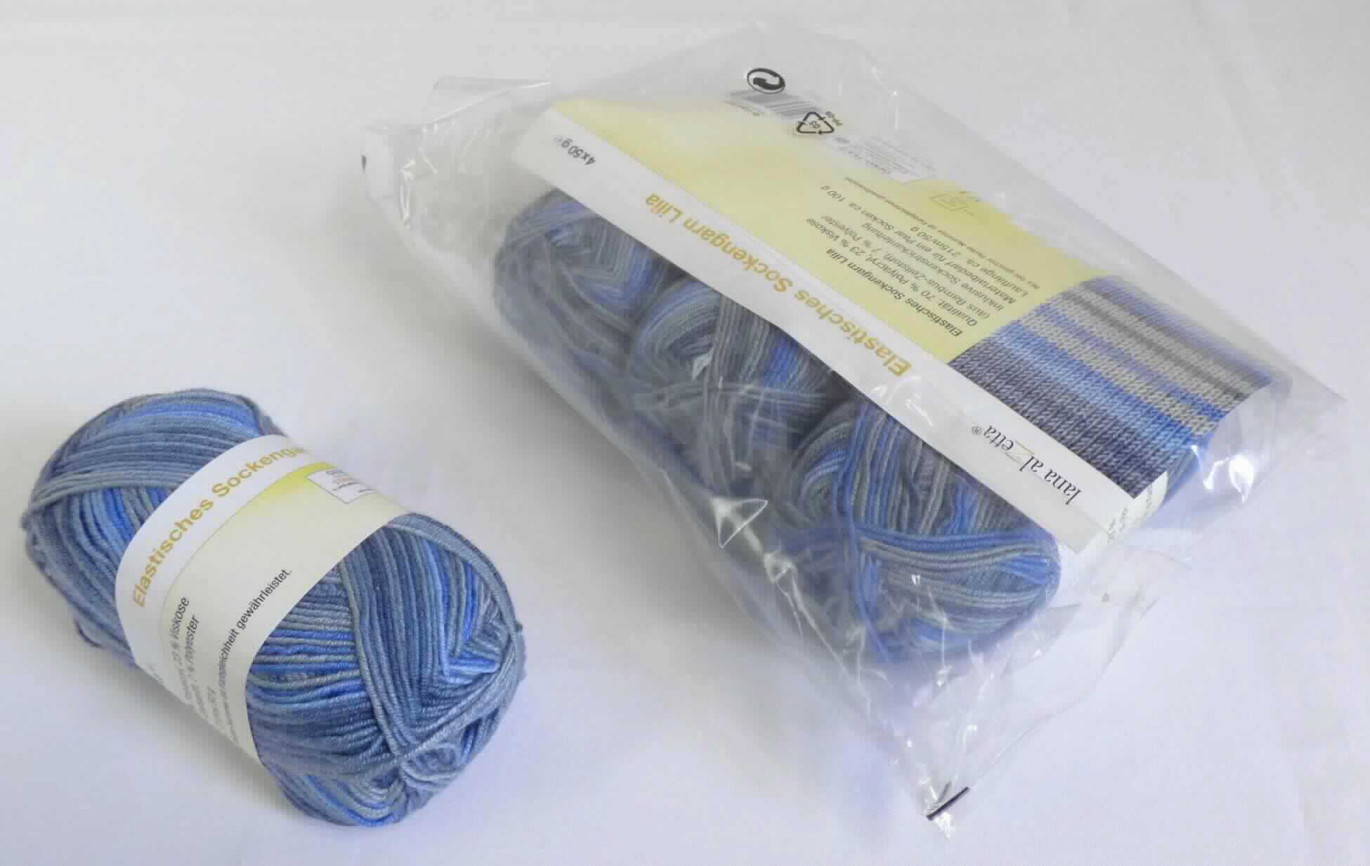 Strickgarn, sog. Sockengarn Lila, Art. 8147745, Foto siehe Anlage,
- als Sortiment aus vier Knäuel, jeweils mit einer Länge von laut Antrag 215 m, in einem Polybeutel mit
  bedruckten Pappeinleger verpackt,
- laut Untersuchungsergebnis:
-- mit einem Gewicht von laut Antrag 50 g (in Aufmachung für den Einzelverkauf),
-- aus synthetischen und künstlichen Spinnfasern; die Antragsangaben von 70 GHT Polyacryl (synthetische 
   Chemiefasern), 23 GHT Viskose (künstliche Chemiefasern) und 7 GHT Polyester (synthetische Chemiefasern) 
   können als zutreffend angesehen werden, somit keine Ware der Unterposition 5511 10,
-- gezwirnt, mit einer S-Drehung als letzter Drehung, u. a. damit kein Nähgarn,
-- mit einem Titer von ca. 2325 dtex, somit kein Bindfaden der Position 5607.

"Garne aus synthetischen Spinnfasern, kein Nähgarn, in Aufmachungen für den Einzelverkauf, mit einem Anteil
 an synthetischen Spinnfasern von weniger als 85 GHT"
