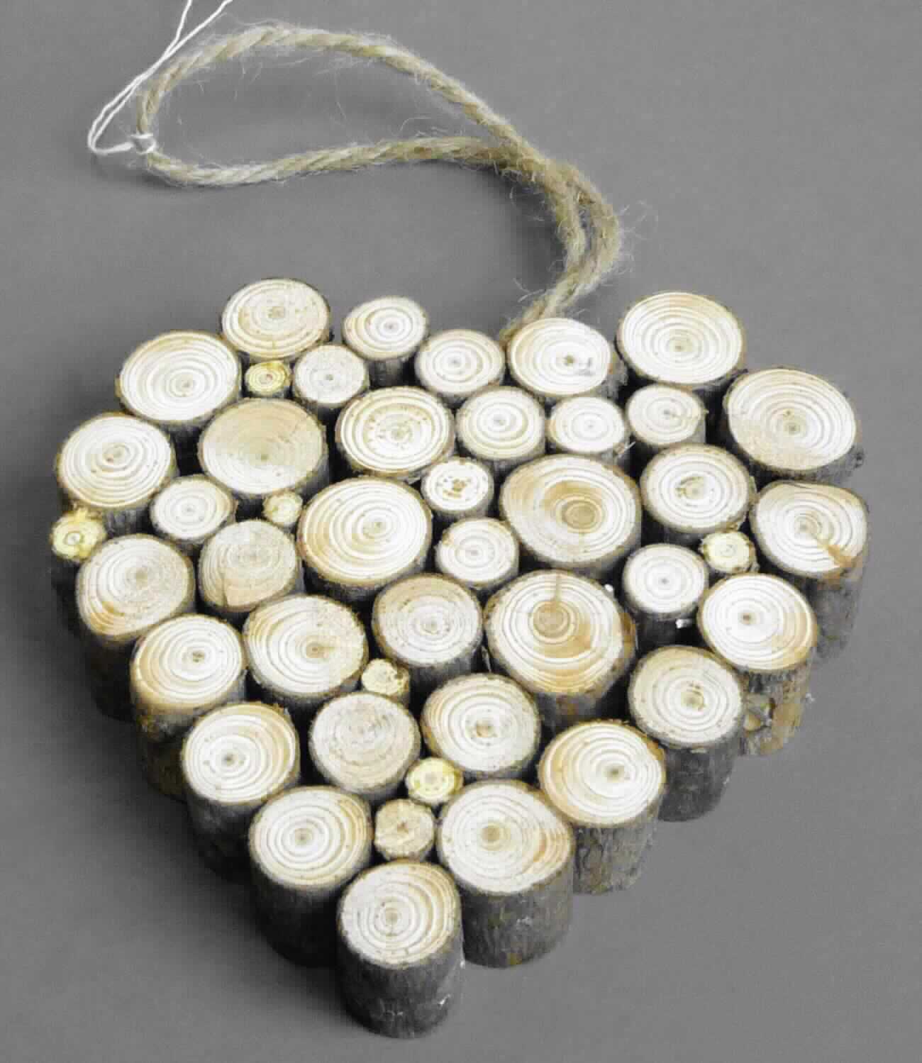 Hänger Herz, Art. 1012836,
- aus natürlichen, getrockneten, ca. 2,5 cm langen natürlichen Zweigstücken zu einem Herz
  zusammengeklebt, mit einer Aufhängekordel aus Spinnstoff versehen, Durchmesser ca. 13 cm,
- wird üblicherweise vom Blumenhandel zu Zierzwecken geliefert.
(Abbildung siehe Anlage)

"Zweige und andere Pflanzenteile, ohne Blüten und Blütenknospen, zu Binde- oder Zierzwecken, weitergehend bearbeitet als nur getrocknet"