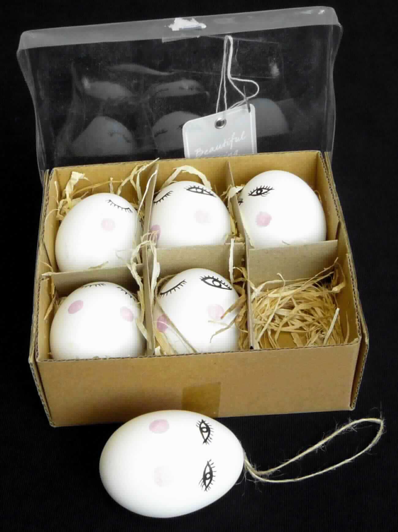 Bei der als "Hänger Ei" (Art. 1013033) bezeichneten Ware handelt es sich um Waren aus tierischem Schnitzstoff in Form von sechs ausgeblasenen, gereinigten, hohlen, ganzen Hühnereierschalen mit jeweils einem Loch an der Spitze sowie einem eingeklebten Faden als Aufhängevorrichtung. Die sechs Eier sind mit unterschiedlichen Gesichtern bemalt und in einer Pappschachtel verpackt.

Die Erzeugnisse können ganzjährig zur Dekoration verwendet werden.

Sie sind als "Waren aus andere tierische Schnitzstoffe, kein Elfenbein" einzureihen.