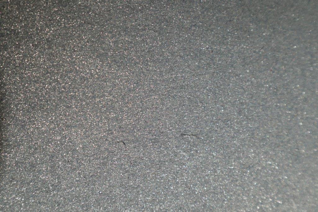 Angaben:
Glimmerpapier; Spezialpapier in Rollen- und Blattform; Anwendungsgebiete: zum Druck- und Temperaturausgleich von technischen Verbundwerkstoffen.

Warenbeschaffenheit: 
2 DIN A4-große, graublaue und silbrig glänzende Musterbögen.

Befund:
Bearbeiteter Glimmer und Glimmerwaren, einschließlich agglomerierter oder rekonstituierter Glimmer, auch auf Unterlagen aus Papier, Pappe oder aus anderen Stoffen.
Ein charakterbestimmender Bestandteil der zusammengesetzten Ware ist nicht feststellbar, sie ist deshalb der letztgenannten Position (Bearbeiteter Glimmer und Glimmerwaren) zuzuweisen.
