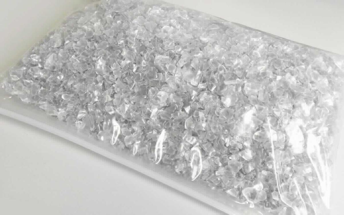Angaben des Antragstellers: 
PET Flakes klar aus Flaschen

Feststellungen an einem Warenmuster:
Transparentes Flaschenmahlgut, das aus Polyethylenterephthalat (PET) besteht. Das Mahlgut weist eine Viskositätszahl von mehr als 78 ml/g auf. Es handelt sich um ein grobes Mahlgut mit Größen der Schnitzel von ca. 1 cm.

Befund:
Es liegt Polyethylenterephthalat in Primärform im Sinne der Unterposition (KN) 3907 6100 vor.