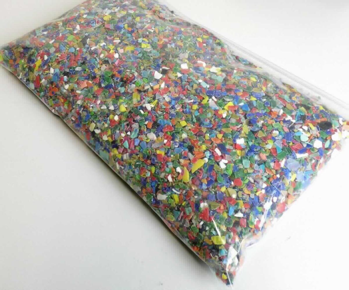 Angaben des Antragstellers:
PO Mahlgut aus Flaschendeckeln

Feststellungen an einem Warenmuster:
Buntes Flaschenmahlgut, das überwiegend aus Polyethylen besteht. Neben Polyethylen enthält das Mahlgut auch Polypropylen. Es handelt sich um ein grobes Mahlgut mit Größen der Schnitzel von ca. 1 cm.

Befund:
Die Ware ist als Abfälle, Schnitzel und Bruch von Kunststoffen von Polymeren des Ethylens in die Unterposition (KN) 3915 1000 des Zolltarifs einzureihen. Da das Flaschenmahlgut mehr als 5 % eines weiteren thermoplastischen Kunststoffs enthält, ist es der Position 3915 zuzuweisen, die Schnitzel und Bruch aus Mischungen von zwei oder mehr thermoplastischen Stoffen, auch wenn sie in Primärformen umgewandelt worden sind, umfasst.