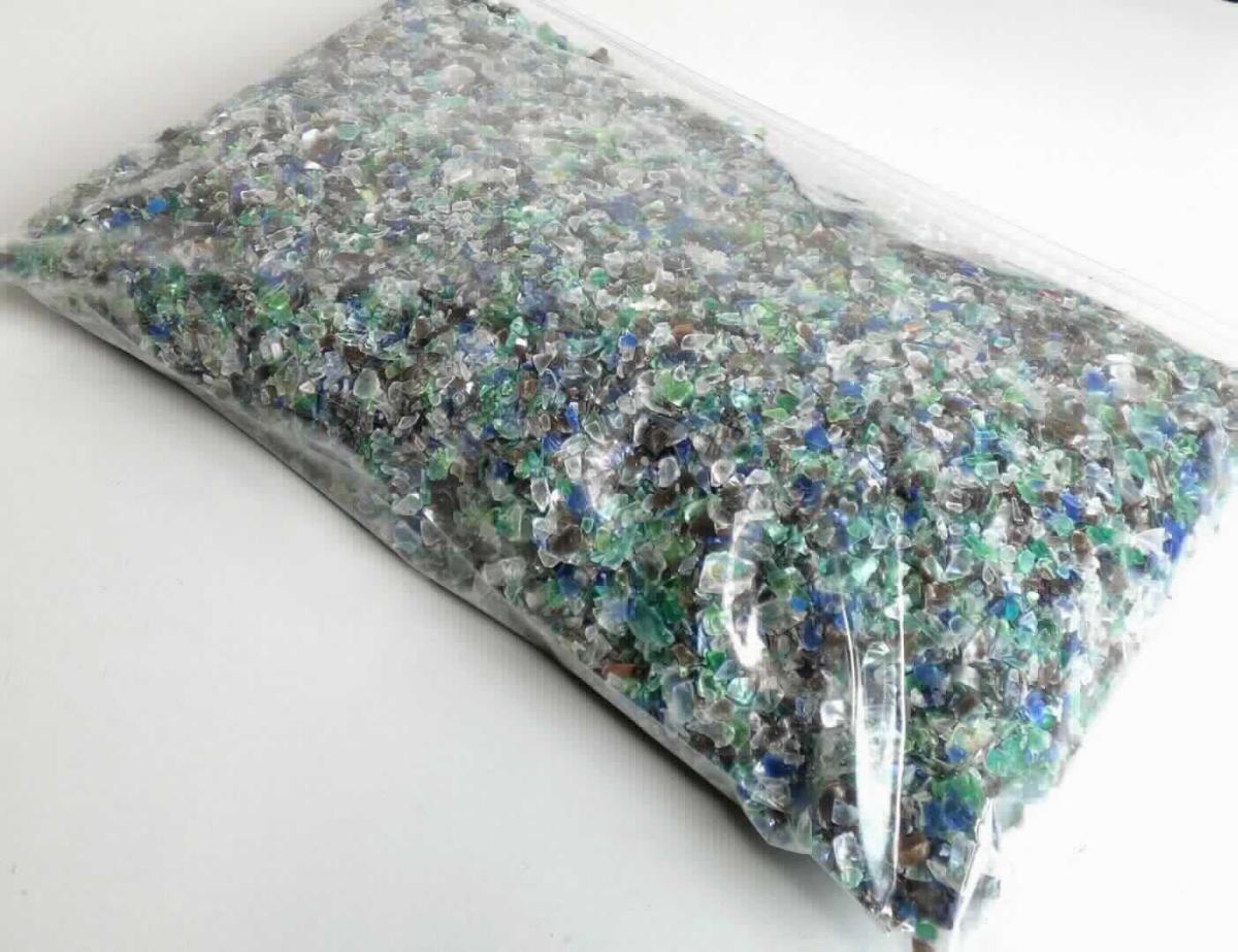 Angaben des Antragstellers: 
PET Flakes bunt aus Flaschen

Feststellungen an einem Warenmuster:
Buntes Flaschenmahlgut, das aus Polyethylenterephthalat (PET) besteht. Das Mahlgut weist eine Viskositätszahl von mehr als 78 ml/g auf. Es handelt sich um ein grobes Mahlgut mit Größen der Schnitzel von ca. 1 cm.

Befund:
Es liegt Polyethylenterephthalat in Primärform im Sinne der Unterposition (KN) 3907 6100 vor.