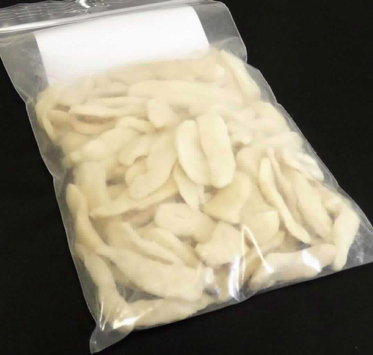 Angaben des Antragstellers:
Chloropren (Chlorbutadien)-Kautschuk
Nach einem beiliegenden Datenblatt handelt es sich um Polychloropren-Kautschuk in Form milchig-weißer Chips, welcher geringe Mengen an Talkum enthält.

Feststellungen an einem Warenmuster:
Es wurden unregelmäßige Stücke eines beigefarbenen, elastischen Materials vorgelegt.

Befund:
Es handelt sich um Chloropren-Kautschuk in Primärform der Unterposition (KN) 4002 4900.