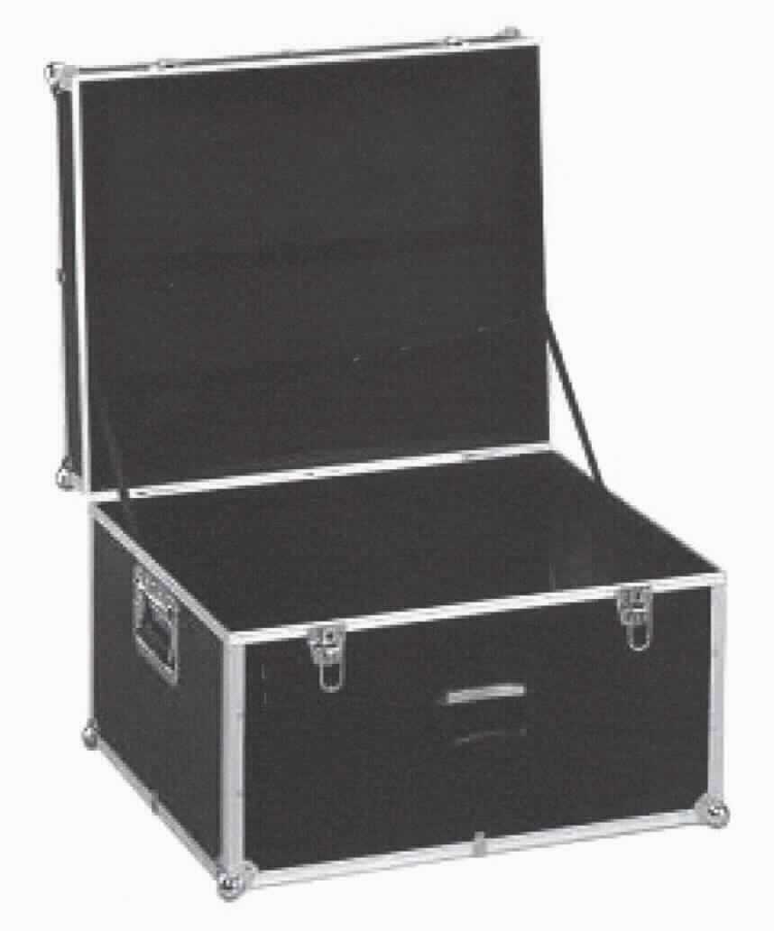 Handkofferähnliches Behältnis, sog. AluPlus Toolbox 24, Art. 8000421300, Foto siehe Anlage,
ein Warenmuster wurde nicht vorgelegt, die Einreihung erfolgt anhand der Antragsangaben,
- mit einer Außenseite aus schwarz gefärbten, strukturierten Folien aus Aluminium,
- - auf einer Unterkonstruktion aus Holzfaserplatten aufgebracht,
- mit einem Kantenschutz aus Aluminiumprofilen und Eckbeschlägen aus unedlem Metall,
- mit einem Tragegriff aus Kunststoff an einer Längsseite,
- mit jeweils einem Griff aus unedlem Metall mit Kunststoffüberzug an den Schmalseiten,
- mit zwei abschließbaren Bügelschlössern aus unedlem Metall,
- innen mit Schaumkunststoff ausgekleidet,
- im Kofferdeckel mit zwei elastischen Haltebändern, die durch Annähen sieben universelle
  Einsteckmöglichkeiten aufweisen,
- in den Abmessungen: ca. 62 cm (Breite) x 41 cm (Höhe) x 52 cm (Tiefe),
- nicht zur Aufnahme von bestimmten Werkzeugen hergerichtet,
- nicht erkennbar, dass die Haltebänder ausschließlich oder zumindest hauptsächlich zum
  Einstecken von Werkzeugen genutzt werden.

"Handkofferähnliches Behältnis, mit Außenseite aus Aluminium"