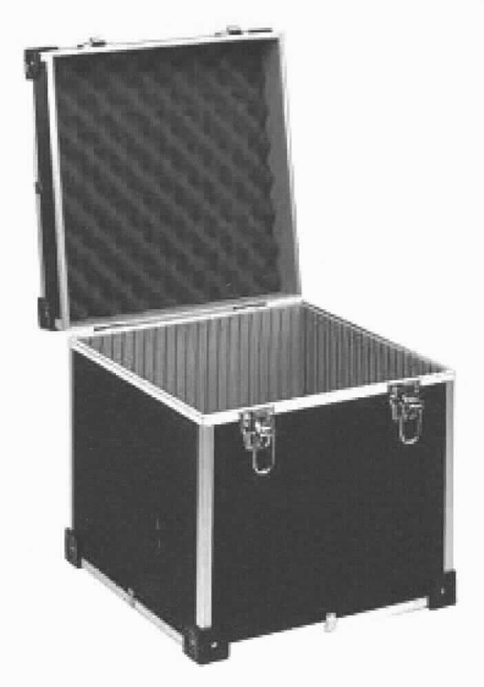 Handkofferähnliches Behältnis, sog. AluPlus Toolbox 14, Art. 8000421050, Foto siehe Anlage,
ein Warenmuster wurde nicht vorgelegt, die Einreihung erfolgt anhand der Antragsangaben,
- mit einer Außenseite aus schwarz gefärbten, strukturierten Folien aus Aluminium,
- - auf einer Unterkonstruktion aus Holzfaserplatten aufgebracht,
- mit einem Kantenschutz aus Aluminiumprofilen und Eckbeschlägen aus Kunststoff,
- mit einem Handtragegriff am Deckel,
- mit zwei abschließbaren Bügelschlössern aus unedlem Metall,
- im Deckel mit Schaumkunststoff ausgekleidet,
- im Bodenteil mit verstellbaren Stegen aus mit Schaumkunststoff verkleideten Holzfaserplatten
  zur beliebigen Fächereinteilung ausgestattet,
- in den Abmessungen: ca. 36,7 cm (Breite) x 38,0 cm (Höhe) x 39,4 cm (Tiefe),
- nicht zur Aufnahme von bestimmten Werkzeugen hergerichtet.

"Handkofferähnliches Behältnis, mit Außenseite aus Aluminium"