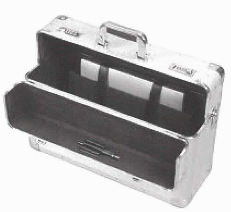 Handkoffer, sog. AluPlus Travel 22, Art. 8000420550, Foto siehe Anlage,
- mit einer Außenseite aus silberfarbenen Folien aus Aluminium,
- - auf einer Unterkonstruktion aus Holzfaserplatten aufgebracht,
- mit einem Kantenschutz aus Aluminiumprofilen und Eckbeschlägen aus Stahlblech,
- mit einem Handtragegriff und einem abnehmbaren Schultertragegurt,
- mit zwei Zahlenschlössern mit Schnappverschluss,
- mit einem zweiteilig zu öffnenden Deckel,
- - im Deckel mit diversen Einsteckfächern in verschiedenen Formaten ausgestattet,
- mit einem Hauptfach, ausgestattet mit zwei offenen Einsteckfächern,
- innen mit Vliesstoffen ausgekleidet,
- in den Abmessungen: ca. 55,5 cm (Breite) x 40,5 cm (Höhe) x 21 cm (Tiefe).

"Handkoffer, mit Außenseite aus Aluminium"