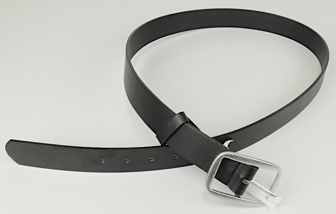 Gürtel aus rekonstituiertem Leder, Foto siehe Anlage,
- laut Antrag bestehend aus:
- - einer ca. 0,74 mm dicken Außenlage aus mit geprägtem Zellkunststoff überzogenem,
     dichtem Gewebe aus Spinnstoff,
- - einer ca. 2,64 mm dicken Mittellage aus rekonstituiertem Leder,
- - einer ca. 0,32 mm dicken Innenlage aus mit geprägtem Zellkunststoff überzogenem Vliesstoff
    aus Spinnstoff,
- mit einer Gürtelschnalle aus unedlem Metall,
- mit gestanzten Löchern,
- mit einer Breite von ca. 3,3 cm; mit unterschiedlichen Längen,
- ohne Hinweise auf Handarbeit,
- das rekonstituierte Leder verleiht dem Gürtel im Hinblick auf den Umfang (Dicke der Lage) und
  seiner Bedeutung in Bezug auf die Verwendung (Zugfestigkeit) den wesentlichen Charakter.

"Bekleidungszubehör (Gürtel), aus rekonstituiertem Leder, nicht handgearbeitet"