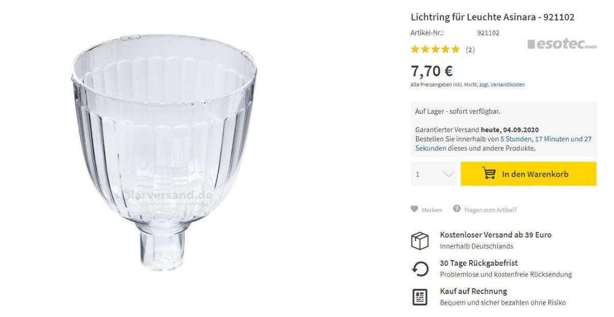 Es handelt sich um einen kelchartig geformten Lampenschirm aus transparentem Kunststoff, rundum mit einer Längswellung zur Lichtbrechung und einem ringförmigen Sockel zur Befestigung auf einem Metallstab.

Die Ware stellt sich als erkennbares und notwendiges Teil eines Beleuchtungskörpers dar.

Das Erzeugnis ist als "Teil eines Beleuchtungskörpers, anderweit weder genannt noch inbegriffen, aus Kunststoff, nicht für zivile Luftfahrzeuge" einzureihen.