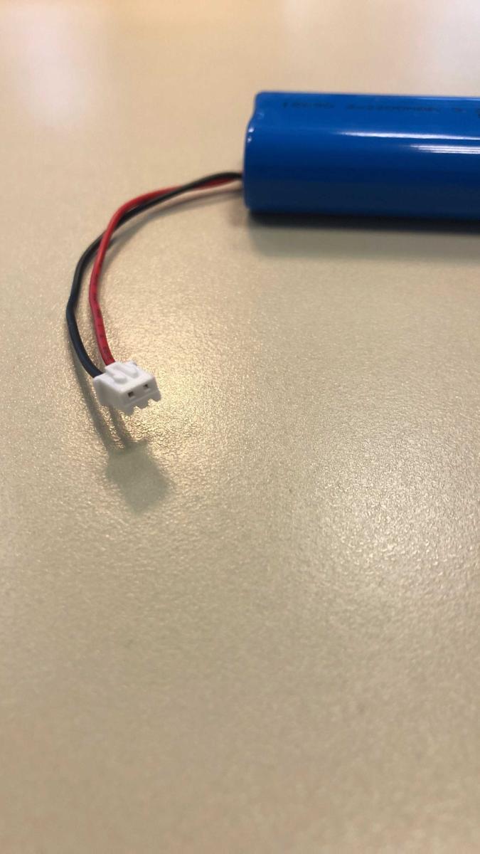 Ersatzakku für Leuchte Nuindie, Art.-Nr.: 450840140 (Abbildung siehe Anlage),
- aus zwei parallel verschalteten elektrischen Lithium-Ionen-Akkumulatorzellen
  im Schrumpfschlauch (Gesamtkapazität 4400 mAh) sowie zwei elektrischen
  Kabeln mit gemeinsamen Anschlussstecker,
- zur Verwendung als mobile Stromquelle für eine elektrische Leuchte
  vorgesehen.

"Elektrischer Akkumulator, Lithium-Ionen-Akkumulator, nicht von den
 TARIC-Codes 8507 6000 10 - 8507 6000 77 erfasst - Ersatzakku für
 Leuchte Nuindie"