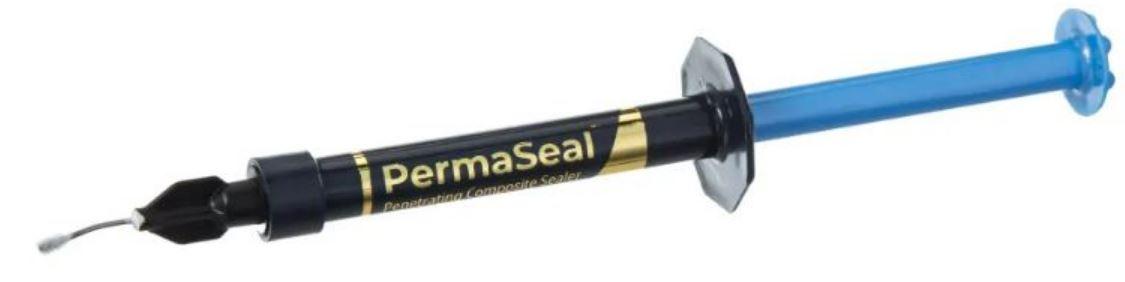 Zahnfüllstoff; Komposit - Versiegeler

Bei der Ware handelt es sich um eine Zubereitung auf der Grundlage von Methacrylat, die sich in einer Dosierspritze befindet (Inhalt ca. 1,2 ml). Das Erzeugnis härtet unter Lichteinwirkung aus. Die Ware ist zur Versiegelung der Oberflächen und Ränder von Zahn-Kunststoff-Füllungen bestimmt und für den Einzelverkauf aufgemacht.

Die Ware ist als anderer Zahnfüllstoff in die Unterposition 3006 4000 der Kombinierten Nomenklatur einzureihen.