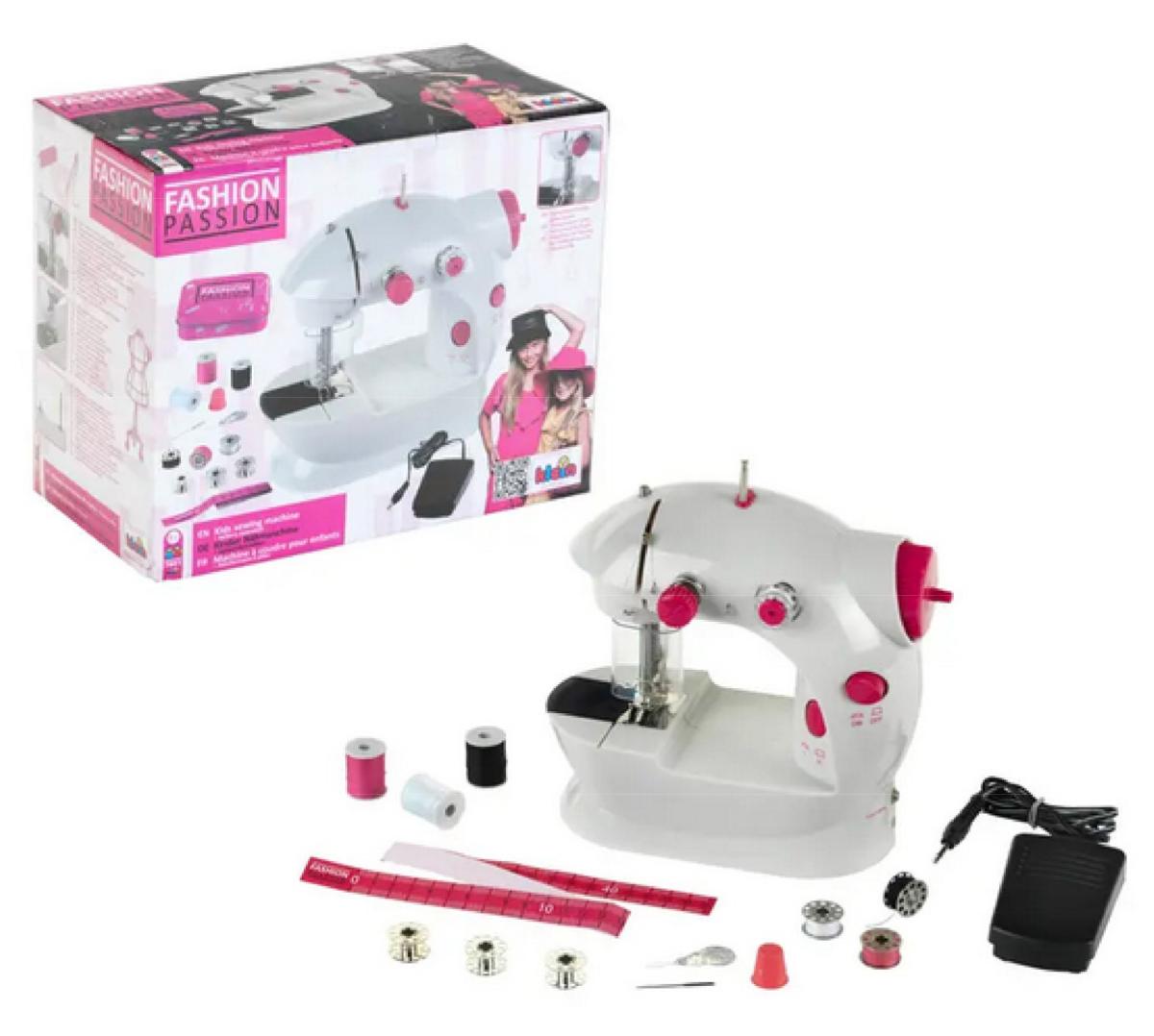 Kinder-Nähmaschine (Abbildung siehe Anlage)
- in Form einer Steppstichnähmaschine mit eingebautem Elektromotor und Antriebsmechanismus
  für die Nadel, Garnrollenträger, Stichplatte und mit über Kabel angeschlossenem Fußpedal, 
  Handrad, Batteriefach, Ein-/Ausschalter und zwei Geschwindigkeitsstufen,
- zur Verwendung als Nähmaschine zur Ausführung eines Steppstichs,
- mit einem Gewicht von 1,1 kg,
- mit einem Stückwert von weniger als 65,00 Euro,
- in einer gemeinsamen Verkaufsumschließung mit Ersatznähnadel, Einfädelhilfe, 
  Fingerhut, Maßband und Garn (Beipack).
Die Kinder-Nähmaschine bestimmt den Charakter des Ganzen.

"Nähmaschine, Haushaltsnähmaschine, Steppstichnähmaschine mit einem Gewicht von weniger 
 als 17 kg, mit einem Stückwert von weniger als 65 Euro (Warenzusammenstellung in Aufmachung 
 für den Einzelverkauf aus Nähmaschine -charakterbestimmend- und Beipack)
 - Kinder-Nähmaschine"