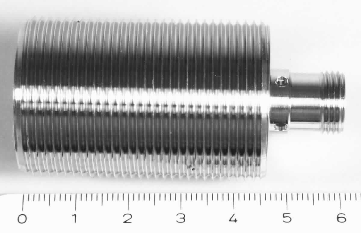 Gehäuse,
- aus einem zweifach abgestuften, zylinderförmigen Hohlerzeugnis (Gesamtlänge: 59 mm) 
  aus Edelstahl (Werkstoffnummer: 1.4404) mit einem Außengewinde (M30, Länge: 45,5 mm), 
  mit einer zylinderförmigen Spitze (Länge: 14mm), an der Basis mit vier über Kreuz gesetzten 
  Bohrungen (Durchmesser: 2 mm), an der Spitze mit einem Außengewinde (M12, Länge: 5 mm)
  - Abbildung siehe Anlage -, 
- dient gleichermaßen als Gehäuse für Schalter der Position 8536 und Sensoren der Position 9031.

"Nichtelektrischer Teil von Maschinen, Apparaten und Geräten, in Kapitel 84 anderweit weder genannt noch inbe-
griffen, keine Ware der Codenummern 8487 1010 00 0 bis 8487 9090 10 0 - sog. Gehäuse"