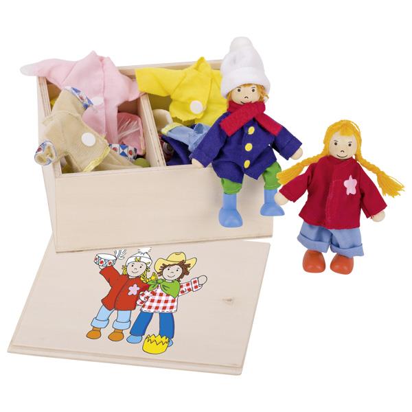 Warenzusammenstellung in Form von zwei Puppen mit Puppenkleidung, sog. "Artikel 51557 - Biegepuppen Birte & Ben Klamottenkiste", bestehend aus
- zwei Puppen
-- mit einer Größe von ca. 9,5 cm
-- mit einem Körper, Kopf, Händen und Füßen aus Holz und biegsamen Armen und Beinen
   aus mit Spinnstoff ummanteltem Draht
-- mit aufgemalten Gesichtern und brauen bzw. orangefarbenen Haaren, die zu Zöpfen
   geflochten sind
-- ohne Hinweis auf Fertigung in Handarbeit
- Puppenzubehör in Form von Bekleidung, passend für beide Biegepuppen, mit
-- sechs Paar Hosen, einem Rock, einem Morgenmantel, sieben Paar Jacken, einem Umhang,
   zwei Schals, einem Halstuch, einem großen Kragen, zwei Mützen, einem Hut, einem
   Stirnband mit Feder sowie zwei Kronen aus gelbem Vliesstoff
- gemeinsam in einer bunt bemalten Holzkiste zur Aufbewahrung in einem bunt bedruckten
  Pappkarton für den Einzelverkauf aufgemacht.

Auf Grund der Bedeutung in Bezug auf die Verwendung bestimmen die Puppen den Charakter der Warenzusammenstellung.

Die Ware ist als "Puppen, die Nachbildung eines Menschen darstellend, keine handgearbeitete dekorative Puppen in für das Ursprungsland charakteristischer Volkstracht" einzureihen.