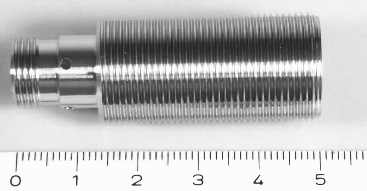 Gehäuse,
- aus einem zweifach abgestuften, zylinderförmigen Hohlerzeugnis (Gesamtlänge: 50 mm) 
  aus Edelstahl (Werkstoffnummer: 1.4404) mit einem Außengewinde (M18, Länge: 36 mm), 
  mit einer zylinderförmigen Spitze (Länge: 14 mm), an der Basis mit vier über Kreuz gesetzten 
  Bohrungen (Durchmesser: 1,5 mm), an der Spitze mit einem Außengewinde (M12, Länge: 5 mm)
  - Abbildung siehe Anlage -, 
- dient gleichermaßen als Gehäuse für Schalter der Position 8536 und Sensoren der Position 9031.

"Nichtelektrischer Teil von Maschinen, Apparaten und Geräten, in Kapitel 84 anderweit weder genannt noch inbe-
griffen, keine Ware der Codenummern 8487 1010 00 0 bis 8487 9090 10 0 - sog. Gehäuse"