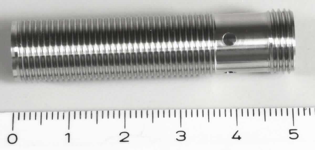 Gehäuse,
- aus einem zylinderförmigen Hohlerzeugnis (Gesamtlänge: 50 mm) aus Edelstahl 
  (Werkstoffnummer: 1.4404), an einem Ende mit einem Außengewinde (M12, 
  Länge: 36 mm), vier über Kreuz gesetzten Bohrungen (Durchmesser: 2 mm), am 
  vorderen Ende mit einem Außengewinde (M12, Länge: 5 mm) - Abbildung siehe Anlage -, 
- dient gleichermaßen als Gehäuse für Schalter der Position 8536 und Sensoren der Position 9031.

"Nichtelektrischer Teil von Maschinen, Apparaten und Geräten, in Kapitel 84 anderweit weder genannt noch inbe-
griffen, keine Ware der Codenummern 8487 1010 00 0 bis 8487 9090 10 0 - sog. Gehäuse"