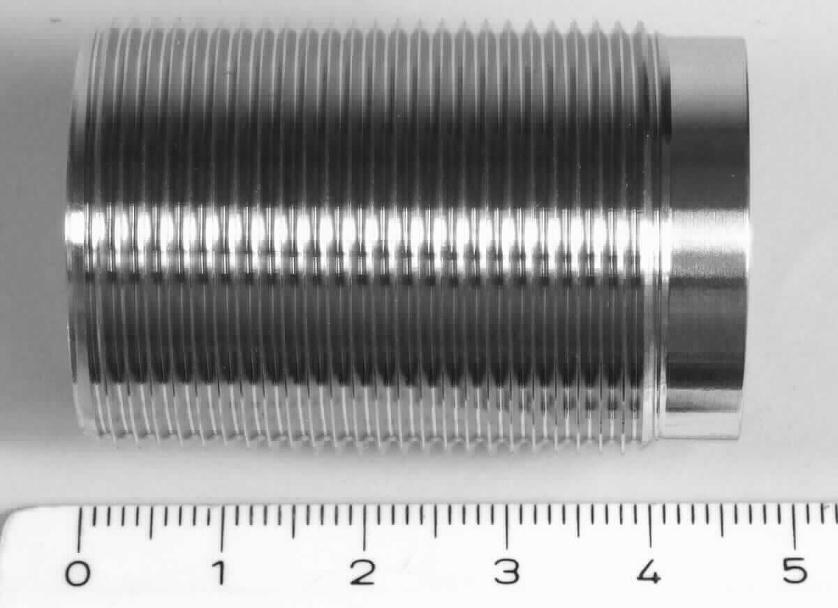 Gehäuse,
- aus einem zylinderförmigen Hohlerzeugnis (Gesamtlänge: 45 mm) aus Edelstahl 
  (Werkstoffnummer: 1.4404), mit einem Außengewinde (M30, Länge: 40 mm), am 
  vorderen Ende ohne Gewinde (Länge: 5 mm), - Abbildung siehe Anlage -, 
- dient gleichermaßen als Gehäuse für Schalter der Position 8536 und Sensoren der Position 9031.

"Nichtelektrischer Teil von Maschinen, Apparaten und Geräten, in Kapitel 84 anderweit weder genannt noch inbe-
griffen, keine Ware der Codenummern 8487 1010 00 0 bis 8487 9090 10 0 - sog. Gehäuse"