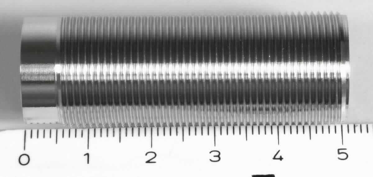 Gehäuse,
- aus einem zylinderförmigen Hohlerzeugnis (Gesamtlänge: 50 mm) aus Edelstahl 
  (Werkstoffnummer: 1.4404), mit einem Außengewinde (M18, Länge: 45 mm), am 
  vorderen Ende ohne Gewinde (Länge: 5 mm) - Abbildung siehe Anlage -, 
- dient gleichermaßen als Gehäuse für Schalter der Position 8536 und Sensoren der Position 9031.

"Nichtelektrischer Teil von Maschinen, Apparaten und Geräten, in Kapitel 84 anderweit weder genannt noch inbe-
griffen, keine Ware der Codenummern 8487 1010 00 0 bis 8487 9090 10 0 - sog. Gehäuse"