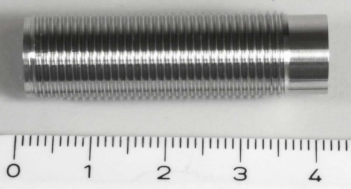 Gehäuse,
- aus einem zylinderförmigen Hohlerzeugnis (Gesamtlänge: 40 mm) aus Edelstahl 
  (Werkstoffnummer: 1.4404), mit einem Außengewinde (M12, Länge: 35 mm), am 
  vorderen Ende ohne Gewinde (Länge: 5 mm) - Abbildung siehe Anlage -, 
- dient gleichermaßen als Gehäuse für Schalter der Position 8536 und Sensoren der Position 9031.

"Nichtelektrischer Teil von Maschinen, Apparaten und Geräten, in Kapitel 84 anderweit weder genannt noch inbe-
griffen, keine Ware der Codenummern 8487 1010 00 0 bis 8487 9090 10 0 - sog. Gehäuse"