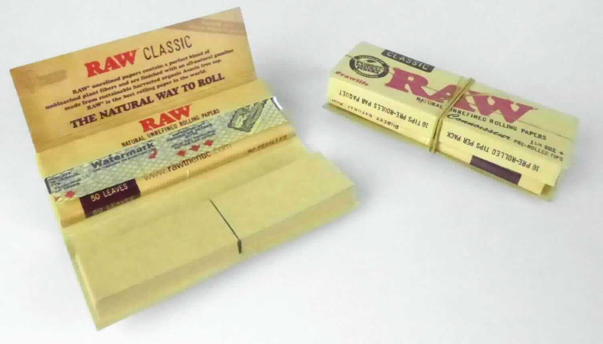 Es handelt sich um eine Zusammenstellung der nachstehend beschriebenen Waren, die gemeinsam in einen Umschlag aus mit Produktinformationen bedruckten Umschlag aus Papier mit Verschlusskordel eingeklebt sind:

1. Insgesamt 50 etwa 7,5 x 4,4 cm große, bräunliche Papierzuschnitte, die einmal mittig längsgefalzt, an einer Längsseite mit einer etwa 0,5 cm breiten Gummierung versehen und gemeinsam mit einem bedruckten Deckblatt in einem Heftchen aus mit Produktangaben bedrucktem Kartonpapier zusammengefasst sind. 

2. Insgesamt 16 zylinderförmige Erzeugnisse (Länge x Durchmesser etwa 1,8 x 0,7 cm) aus gerollten und miteinander verklebten Zuschnitten aus bräunlichem Kartonpapier, deren Mantelfläche mit Markenlogos bedruckt ist. Die Erzeugnisse sollen bei selbstgedrehten Zigaretten als Ersatz für den Filter verwendet werden, um das Gelangen von Tabak in den Mund zu verhindern bzw. zu minimieren. Sie sind zu in einer kleinen Schiebeschachtel aus bedrucktem Kartonpapier verpackt. 

Die Waren dienen der Herstellung selbstgedrehter Zigaretten.

Abbildung siehe Anlage. 

Derartige Waren gehören als "Zigarettenpapier, in Form von Heftchen" zum TARIC-Code 4813 10 00 00, da es sich zolltarifrechtlich um eine Warenzusammenstellung in Aufmachung für den Einzelverkauf handelt, deren wesentlicher Charakter nach der Bedeutung für die Verwendung, der Menge und dem Wert durch das unter 1. beschriebene Zigarettenpapier bestimmt wird.